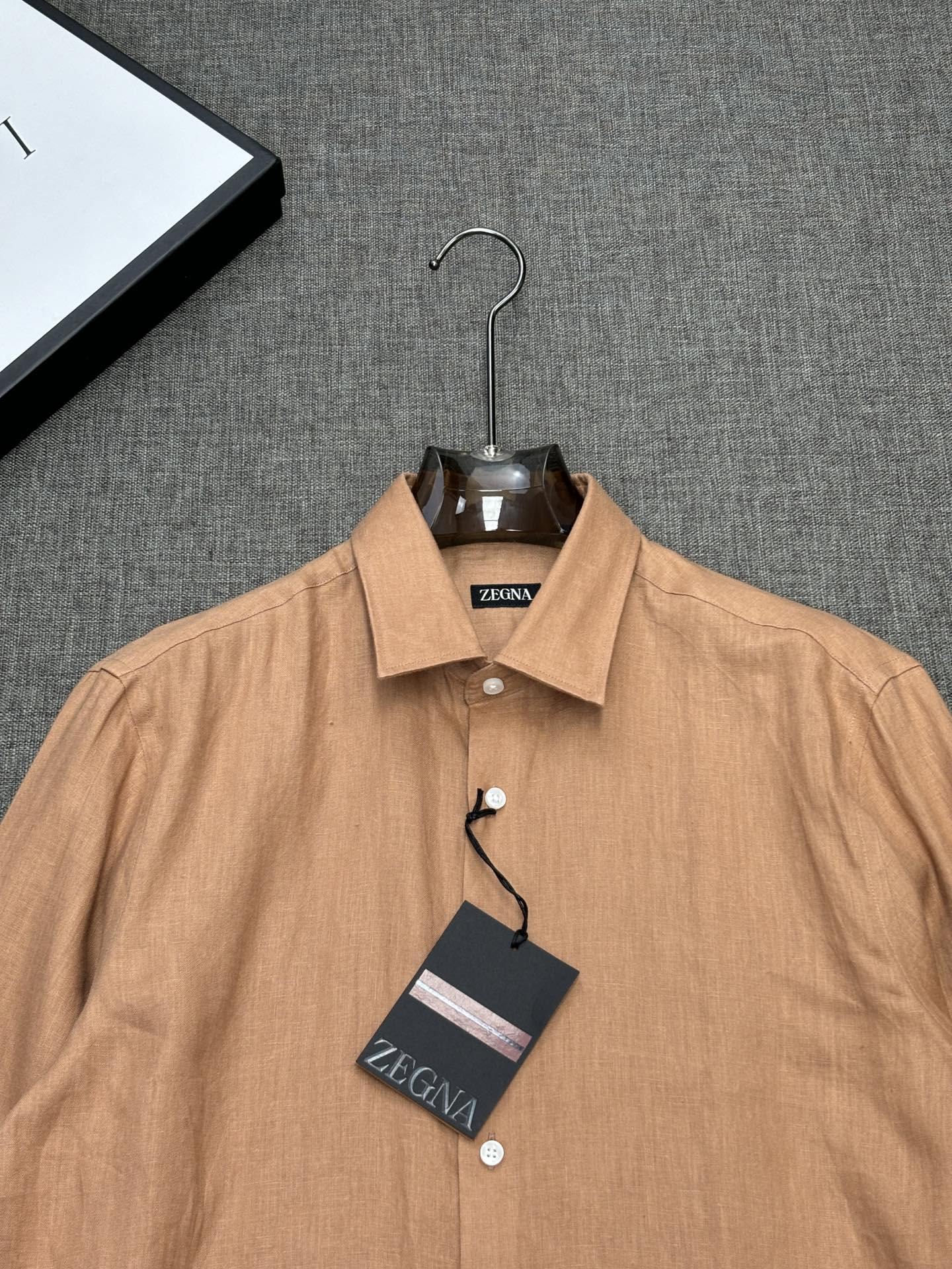 2026杰尼亚官网款最全亚麻9色衬衫老钱高奢绅士亚麻面料。男士长袖衬衫设计上沿袭了一贯滴现代极简主义基调