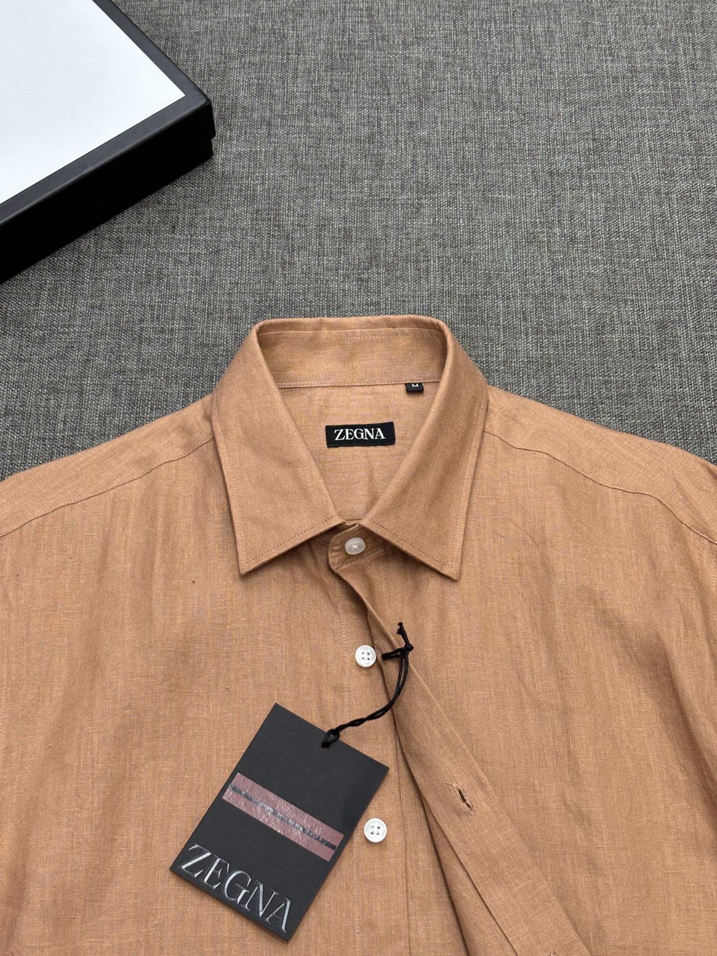 2026杰尼亚官网款最全亚麻9色衬衫老钱高奢绅士亚麻面料。男士长袖衬衫设计上沿袭了一贯滴现代极简主义基调