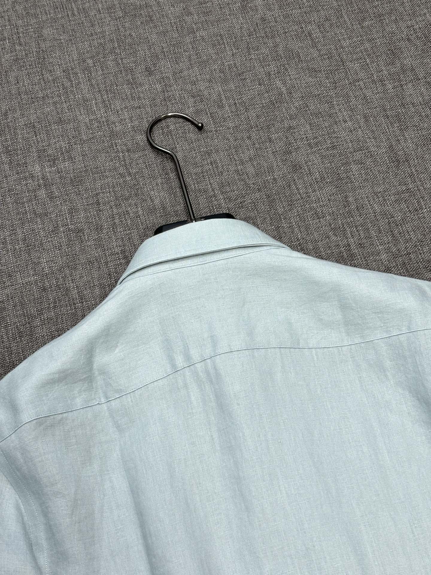 2026杰尼亚官网款最全亚麻9色衬衫老钱高奢绅士亚麻面料。男士长袖衬衫设计上沿袭了一贯滴现代极简主义基调