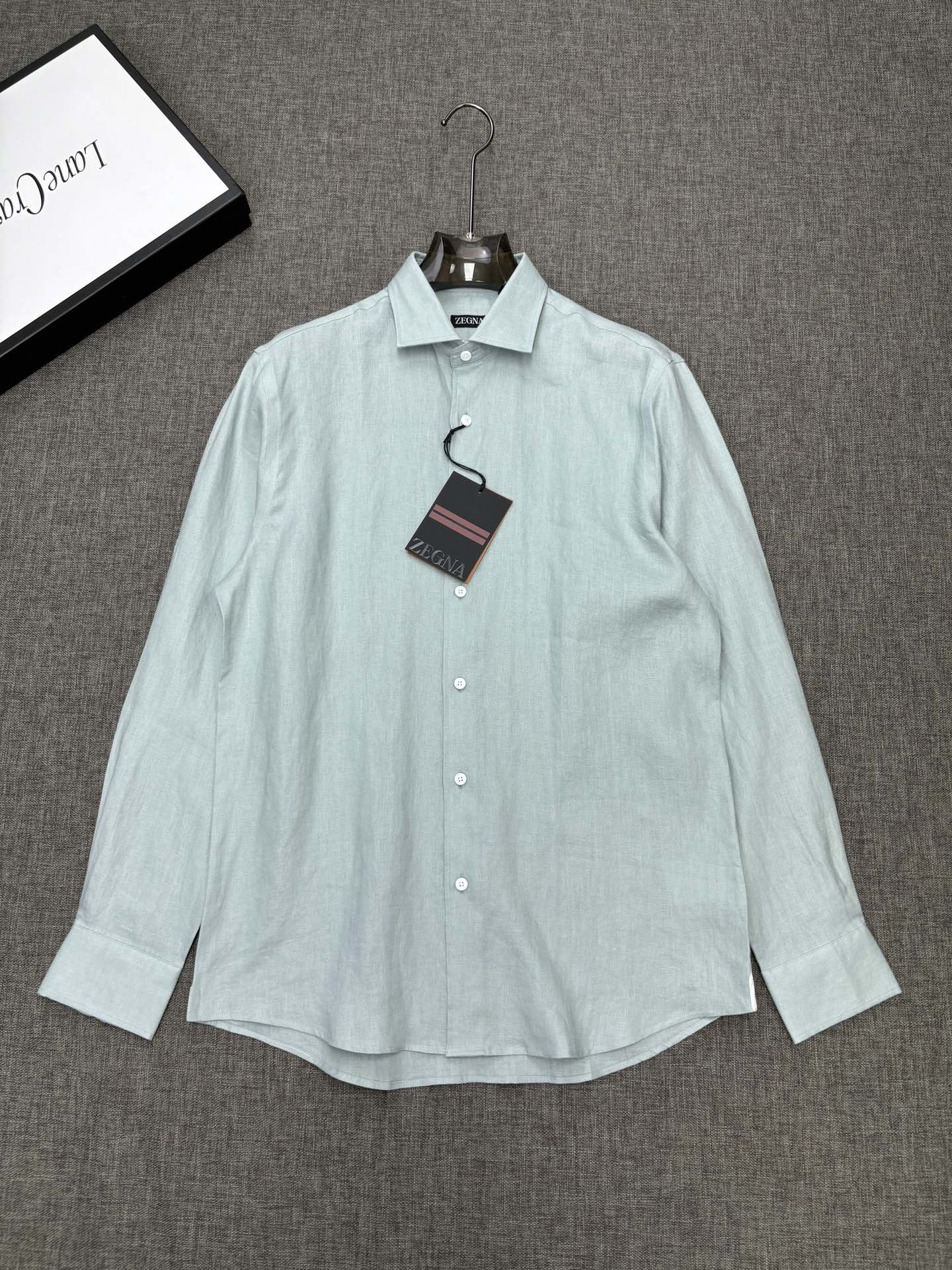 2026杰尼亚官网款最全亚麻9色衬衫老钱高奢绅士亚麻面料。男士长袖衬衫设计上沿袭了一贯滴现代极简主义基调