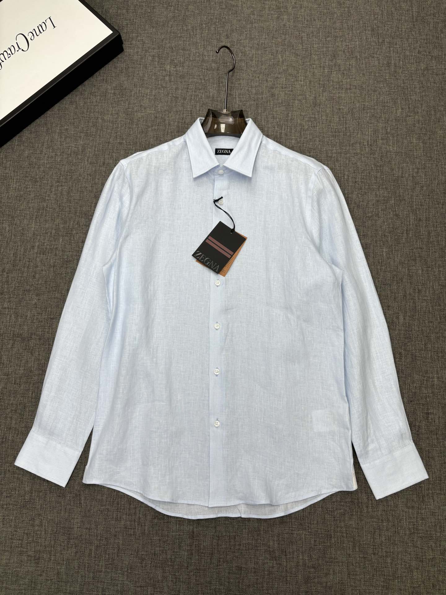 2026杰尼亚官网款最全亚麻9色衬衫老钱高奢绅士亚麻面料。男士长袖衬衫设计上沿袭了一贯滴现代极简主义基调