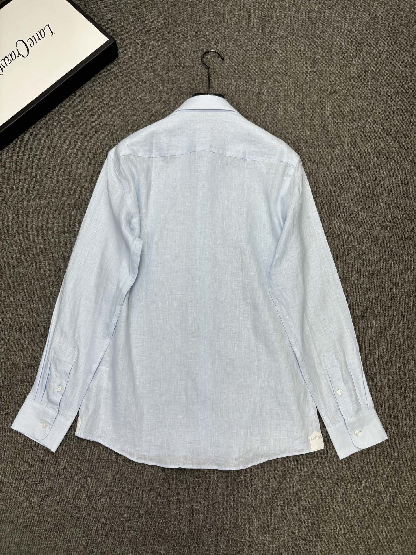 2026杰尼亚官网款最全亚麻9色衬衫老钱高奢绅士亚麻面料。男士长袖衬衫设计上沿袭了一贯滴现代极简主义基调