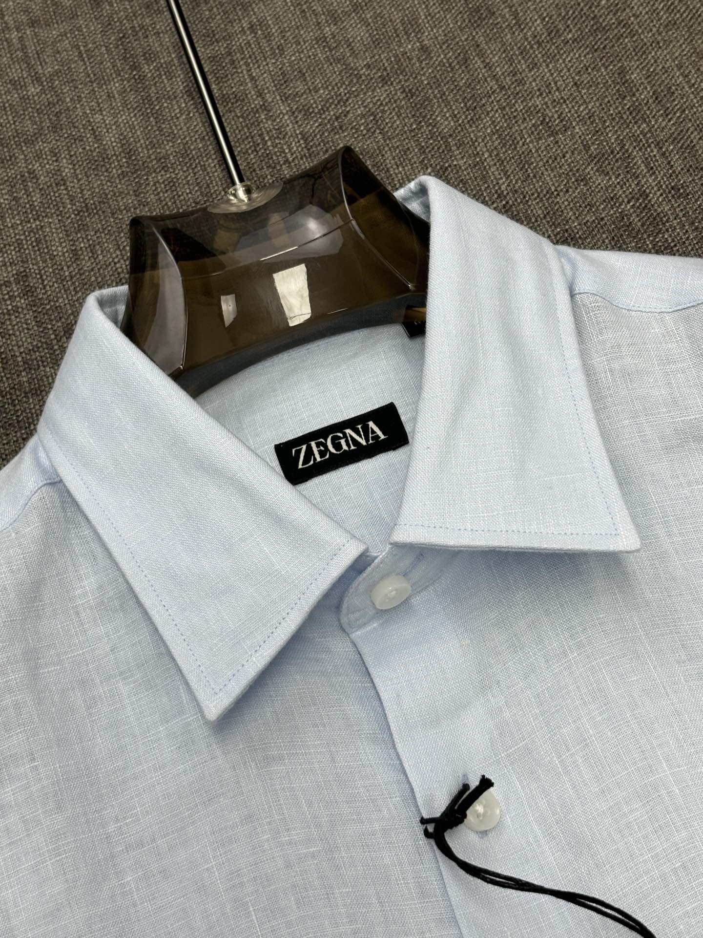 2026杰尼亚官网款最全亚麻9色衬衫老钱高奢绅士亚麻面料。男士长袖衬衫设计上沿袭了一贯滴现代极简主义基调