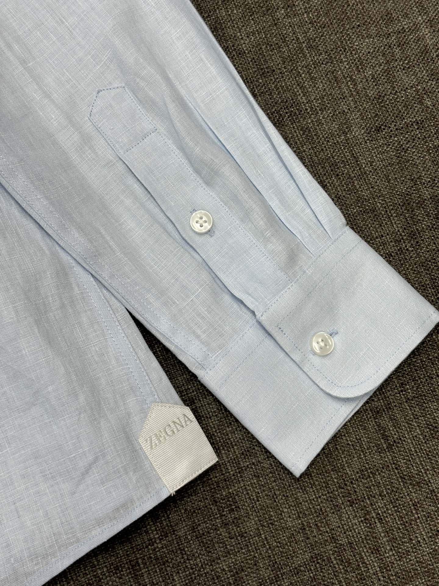 2026杰尼亚官网款最全亚麻9色衬衫老钱高奢绅士亚麻面料。男士长袖衬衫设计上沿袭了一贯滴现代极简主义基调