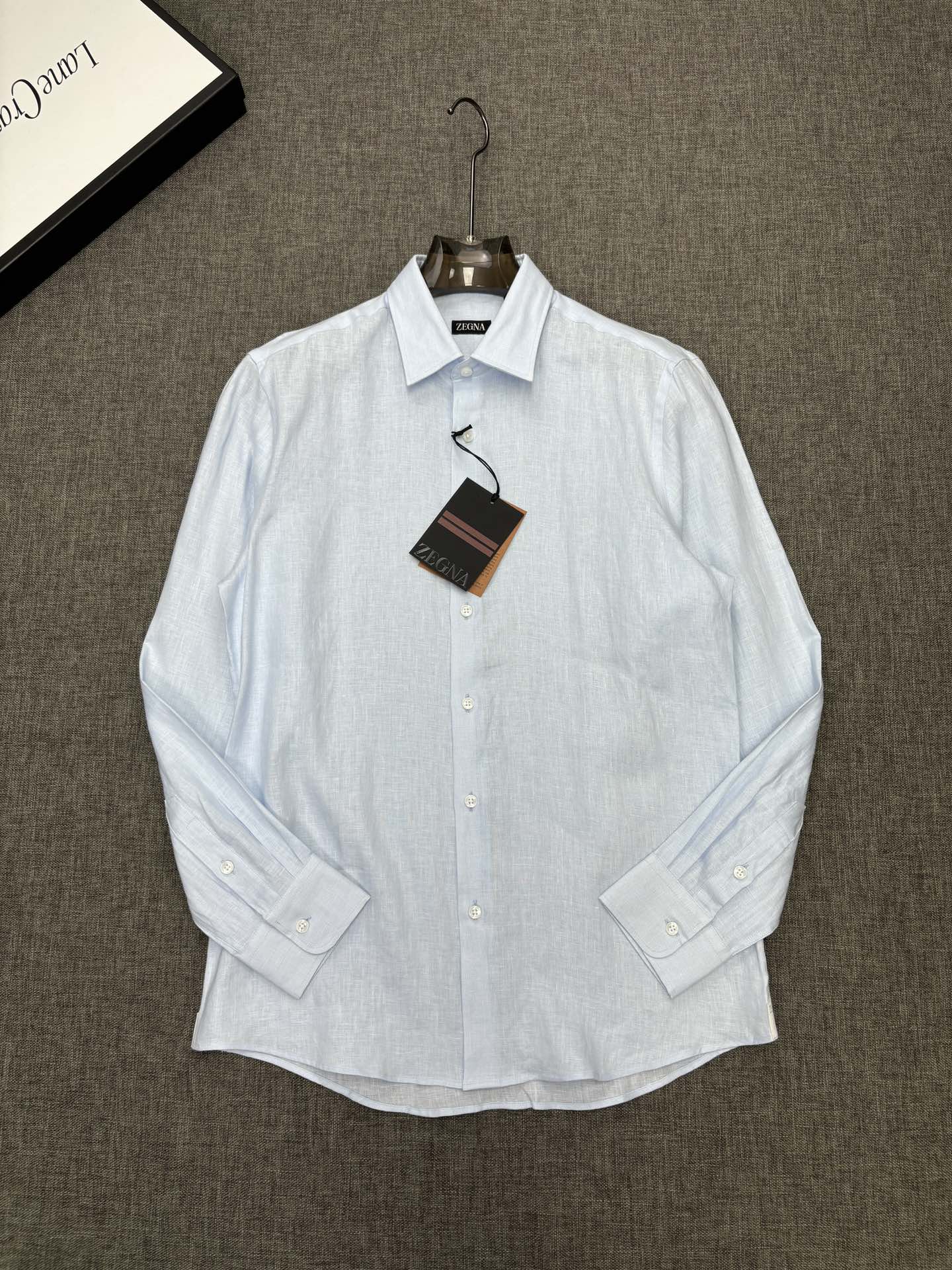 2026杰尼亚官网款最全亚麻9色衬衫老钱高奢绅士亚麻面料。男士长袖衬衫设计上沿袭了一贯滴现代极简主义基调