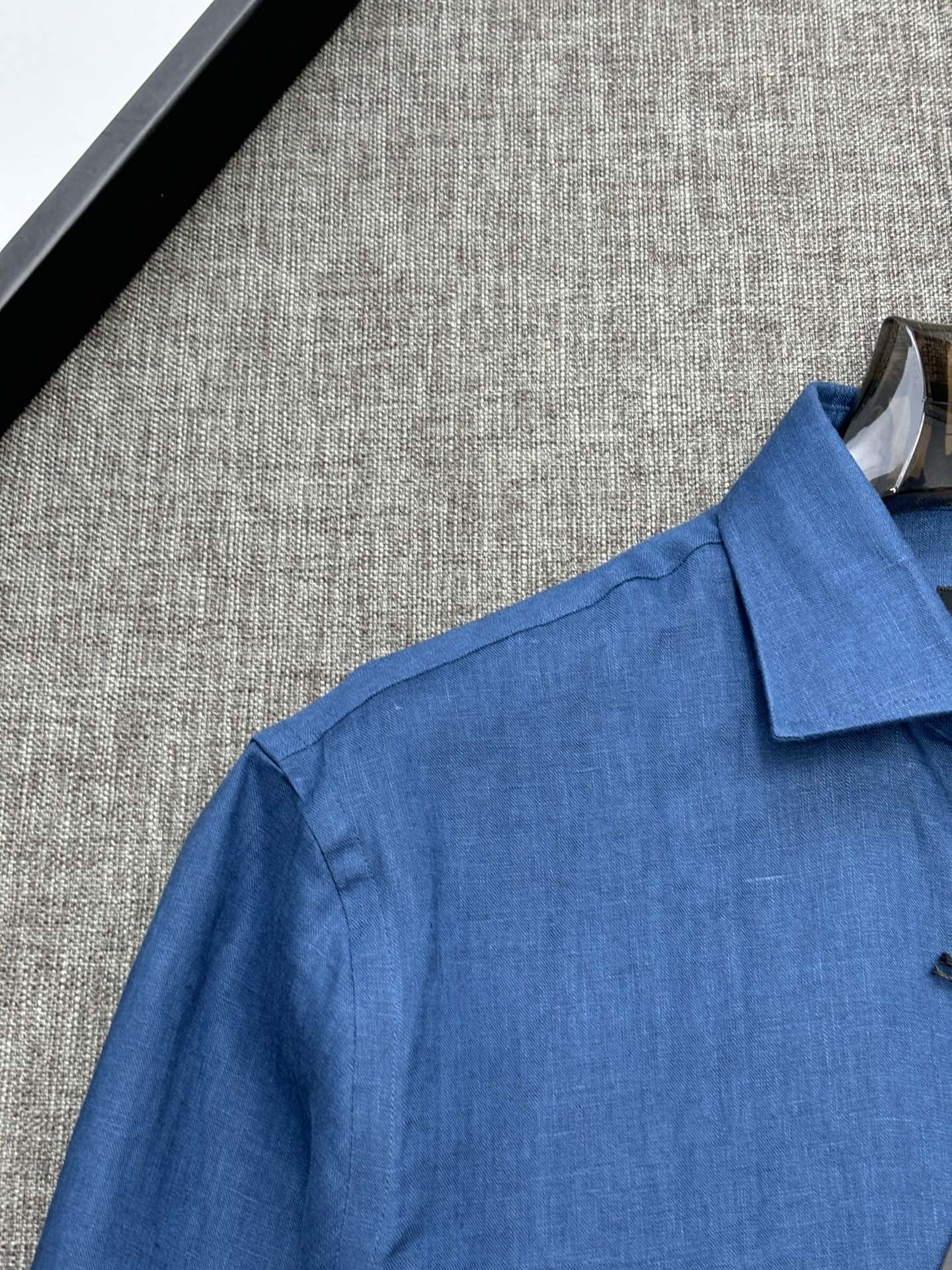 2026杰尼亚官网款最全亚麻9色衬衫老钱高奢绅士亚麻面料。男士长袖衬衫设计上沿袭了一贯滴现代极简主义基调