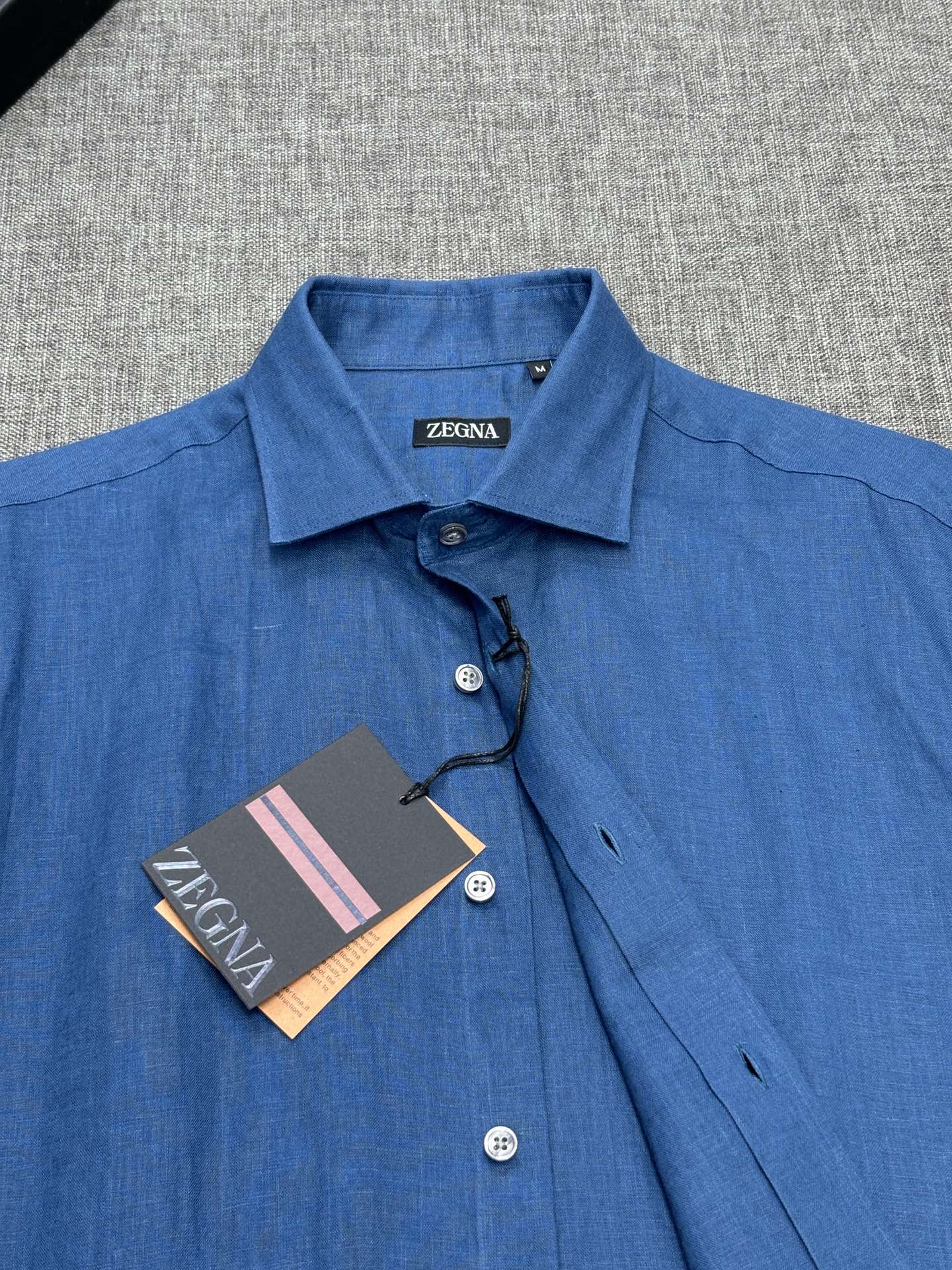 2026杰尼亚官网款最全亚麻9色衬衫老钱高奢绅士亚麻面料。男士长袖衬衫设计上沿袭了一贯滴现代极简主义基调