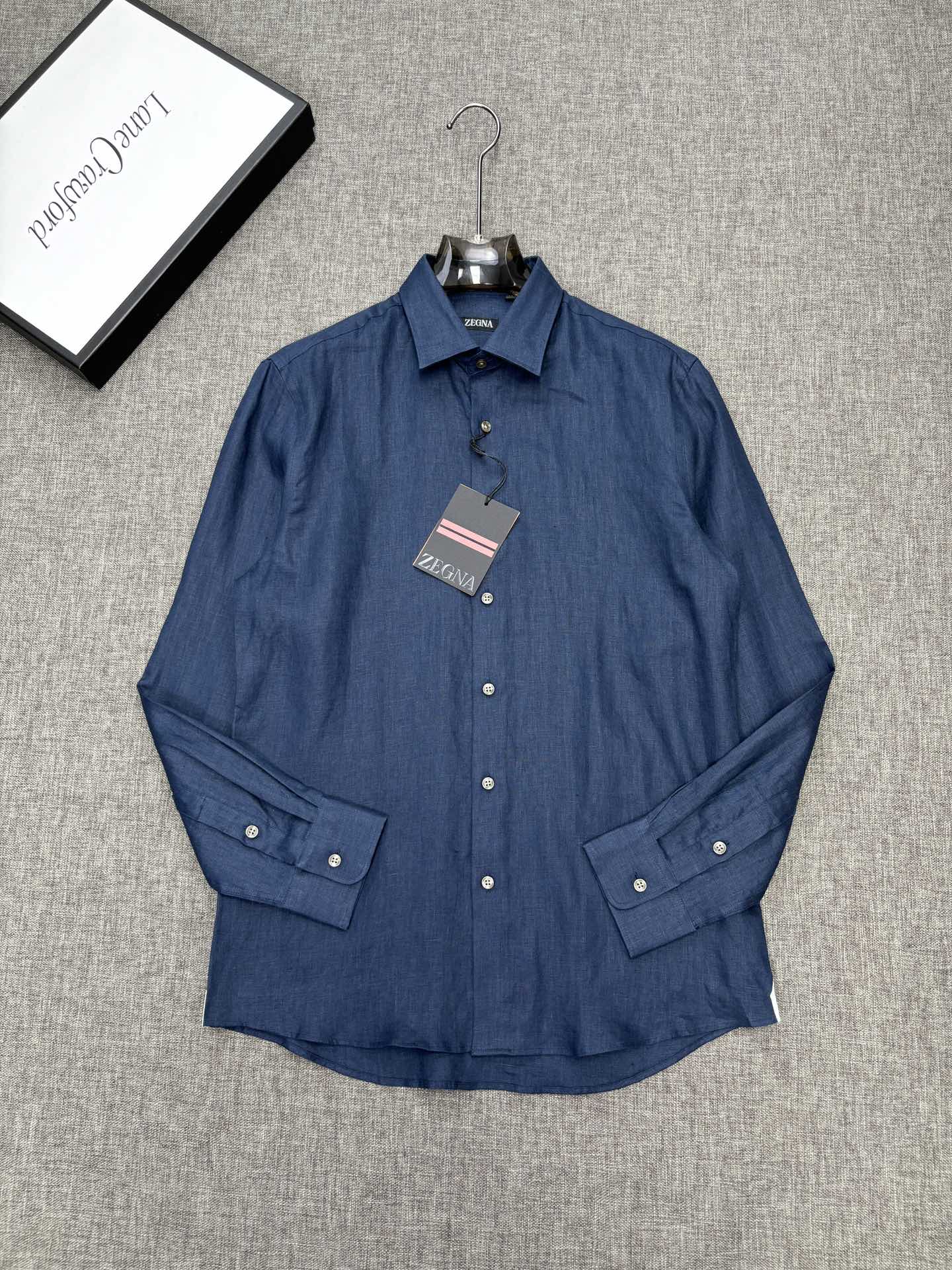 2026杰尼亚官网款最全亚麻9色衬衫老钱高奢绅士亚麻面料。男士长袖衬衫设计上沿袭了一贯滴现代极简主义基调