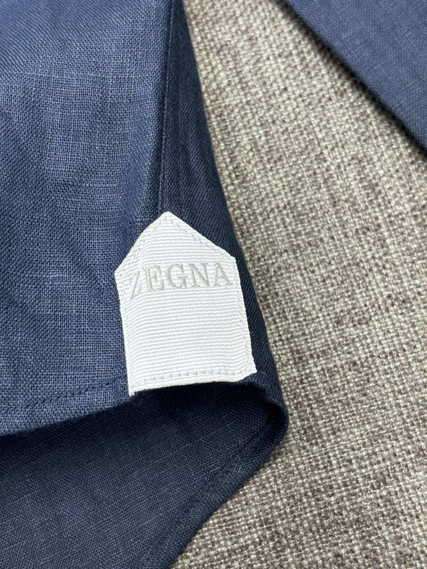 2026杰尼亚官网款最全亚麻9色衬衫老钱高奢绅士亚麻面料。男士长袖衬衫设计上沿袭了一贯滴现代极简主义基调