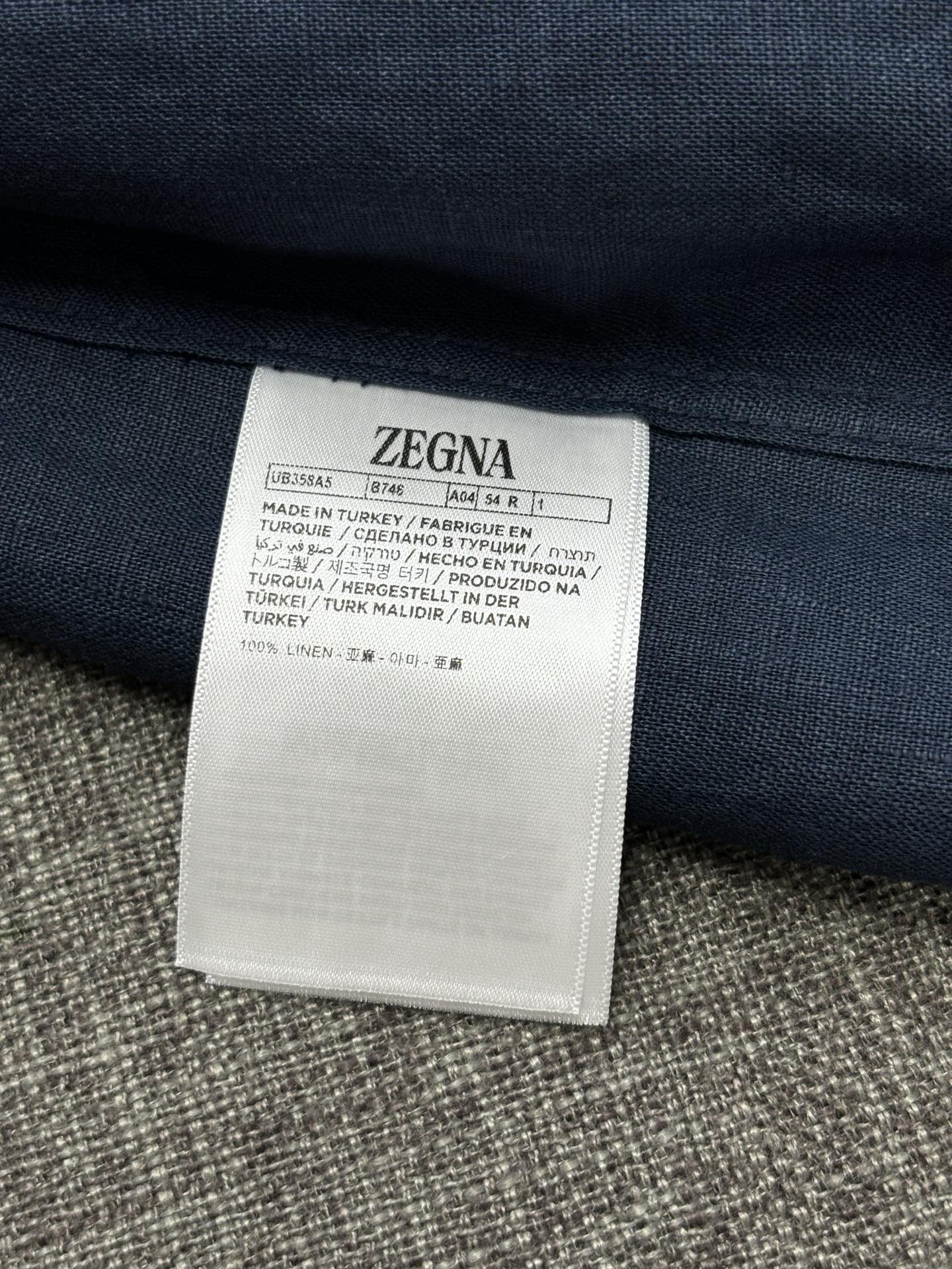 2026杰尼亚官网款最全亚麻9色衬衫老钱高奢绅士亚麻面料。男士长袖衬衫设计上沿袭了一贯滴现代极简主义基调