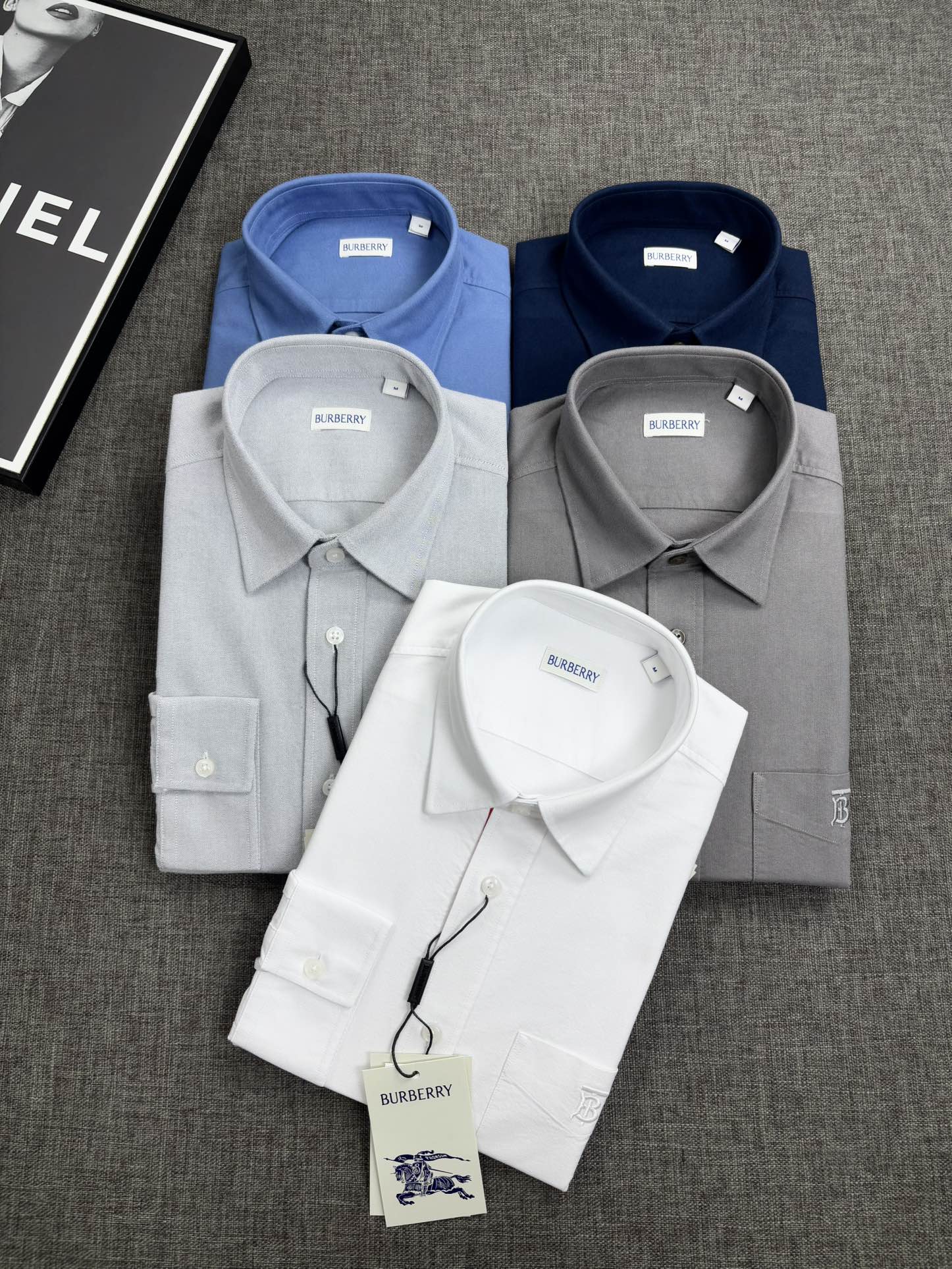 NO:614189,Shipped in autumn and winter, thick brushed material. Stylish and decent commuting style for business gentlemen, long-sleeved shirts that are versatile and easy to wear, BBR, Burberry. In the busy urban life, every business gentleman is pursuing a fashionable and decent dressing style. Today, we bring you a Windsor collar long-sleeved shirt specially designed for business commuting. It adopts a unique brushing process to bring you a delicate and comfortable wearing experience.  Sanding process creates a delicate texture. This shirt adopts advanced sanding technology and is carefully polished. The surface of the fabric presents a fine velvet feel, which is soft and comfortable to the touch. This unique texture not only improves the comfort of wearing, but also gives the shirt a high-level visual sense of quality.  The Windsor collar design is fashionable and decent. As one of the most popular collar types in recent years, the one-piece collar craftsmanship has won the favor of many business gentlemen for its elegance and fashion. This shirt adopts the classic Windsor collar design, which not only shows the wearer's fashion taste, but also shows a decent and generous image in business situations.  In addition to the unique brushing process and one-piece collar design, this shirt is also made of high-quality fabrics with good breathability and moisture absorption. Even during long-term business activities, it can maintain a dry and comfortable wearing experience, allowing you to always stay in top condition. A variety of colors are available to meet different needs. In order to meet the dressing needs of different business gentlemen, this shirt is available in a variety of colors. Whether it is classic gray, or fashionable dark green, or brownish tones, it can be easily matched with various business occasions, showing different style charms.  Versatile style, easy to handle various occasions. Whether it is daily office, business negotiation, or participating in various meetings and activities, this Windsor collar long-sleeved shirt made with brushed technology can be easily handled. Its versatile style and delicate texture allow you to maintain confidence and calmness in any occasion. Let it become a powerful assistant in your career, allowing you to show your unique fashion taste and business style in busy urban life. Size number  SMLXLXXL,,burberry,shirts,alexander wang19860909秋冬出货,磨毛拉绒厚料.商务绅士通勤款时尚又得体,百搭好驾驭长袖衬衫,BBR,巴宝莉.在繁忙的都市生活中,每一位商务绅士都在追求一种既时尚又得体的着装风格.今天,我们为您带来一款专为商务通勤打造的温莎领长袖衬衫,采用独特的磨毛工艺,为您带来细腻舒适的穿着体验. 磨毛工艺,打造细腻质感.这款衬衫采用先进的磨毛工艺,经过精心打磨处理,面料表面呈现出细腻的绒感,触感柔软舒适.这种独特的质感不仅提升了穿着的舒适度,更让衬衫在视觉上呈现出高级的品质感. 温莎领设计,时尚又得体.一片领的工艺作为近年来备受追捧的领型之一,以其优雅、时尚的特点赢得了众多商务绅士的喜爱.这款衬衫采用经典的温莎领设计,不仅展现出穿着者的时尚品味,更在商务场合中展现出得体大方的形象. 除了独特的磨毛工艺和一片领设计外,这款衬衫还选用优质面料,具有良好的透气性和吸湿性.即使在长时间的商务活动中,也能保持干爽舒适的穿着体验,让您始终保持最佳状态. 多种颜色可选,满足不同需求.为了满足不同商务绅士的着装需求,这款衬衫提供多种颜色可选.无论是经典的灰色、还是时尚的墨绿、偏棕咖的色调,都能轻松搭配各种商务场合,展现出不同的风格魅力. 百搭款式,轻松驾驭各种场合.无论是日常办公、商务洽谈,还是参加各类会议、活动,这款磨毛工艺打造的温莎领长袖衬衫都能轻松应对.其百搭的款式和细腻的质感,让您在任何场合下都能保持自信与从容. 让它成为您职场生涯中的得力助手,让您在繁忙的都市生活中,展现出独特的时尚品味和商务风范. 码数 SMLXLXXL,,burberry,shirts,alexander wang,Men's clothing