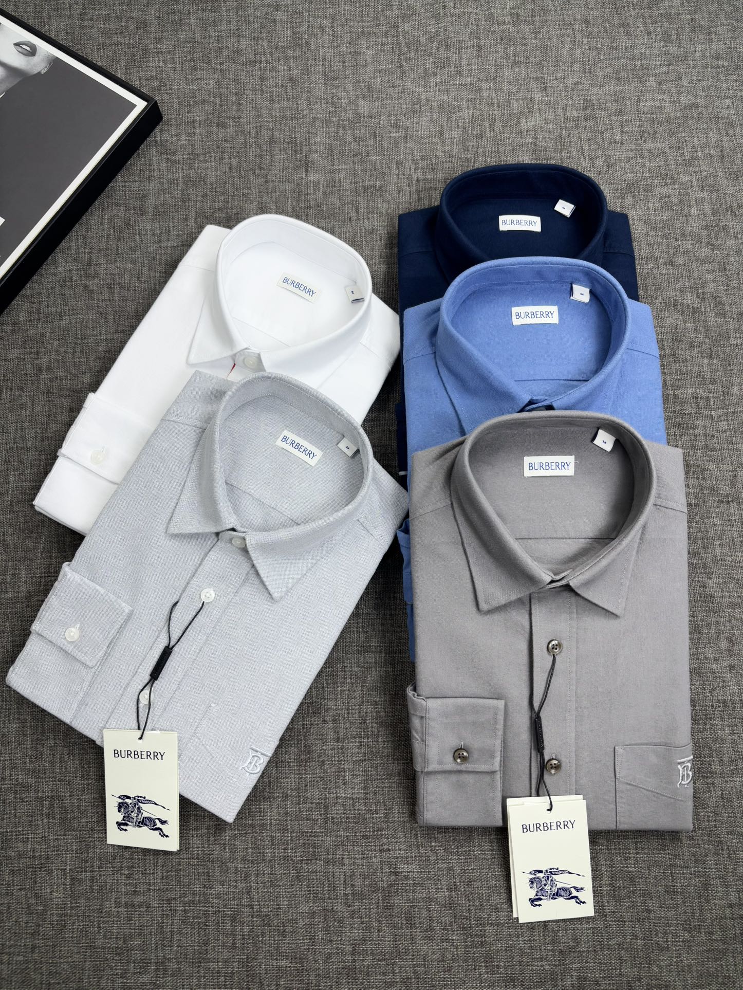 NO:614194,Shipped in autumn and winter, brushed thick material, business gentleman commuter style fashionable and decent, versatile long-sleeved shirt, BBR, Burberry. In the busy urban life, every business gentleman is pursuing a fashionable and decent dressing style. Today, we bring you a Windsor collar long-sleeved shirt specially made for business commuting. It adopts a unique brushing process to bring you a delicate and comfortable wearing experience.  Sanding process creates a delicate texture. This shirt adopts advanced sanding technology and is carefully polished. The surface of the fabric presents a fine velvet feel, which is soft and comfortable to the touch. This unique texture not only improves the comfort of wearing, but also gives the shirt a high-level visual sense of quality.  The Windsor collar design is fashionable and decent. As one of the most popular collar types in recent years, the one-piece collar craftsmanship has won the favor of many business gentlemen for its elegance and fashion. This shirt adopts the classic Windsor collar design, which not only shows the wearer's fashion taste, but also shows a decent and generous image in business situations.  In addition to the unique brushing process and one-piece collar design, this shirt is also made of high-quality fabrics with good breathability and moisture absorption. Even during long-term business activities, it can maintain a dry and comfortable wearing experience, allowing you to always stay in top condition. A variety of colors are available to meet different needs. In order to meet the dressing needs of different business gentlemen, this shirt is available in a variety of colors. Whether it is classic gray, or fashionable dark green, or brownish tones, it can be easily matched with various business occasions, showing different style charms.  Versatile style, easy to handle various occasions. Whether it is daily office, business negotiation, or participating in various meetings and activities, this Windsor collar long-sleeved shirt made with brushed technology can be easily handled. Its versatile style and delicate texture allow you to maintain confidence and calmness in any occasion. Let it become a powerful assistant in your career, allowing you to show your unique fashion taste and business style in busy urban life. Size number  SMLXLXXL,,burberry,shirts,alexander wang19860909秋冬出货,磨毛拉绒厚料,商务绅士通勤款时尚又得体,百搭好驾驭长袖衬衫,BBR,巴宝莉.在繁忙的都市生活中,每一位商务绅士都在追求一种既时尚又得体的着装风格.今天,我们为您带来一款专为商务通勤打造的温莎领长袖衬衫,采用独特的磨毛工艺,为您带来细腻舒适的穿着体验. 磨毛工艺,打造细腻质感.这款衬衫采用先进的磨毛工艺,经过精心打磨处理,面料表面呈现出细腻的绒感,触感柔软舒适.这种独特的质感不仅提升了穿着的舒适度,更让衬衫在视觉上呈现出高级的品质感. 温莎领设计,时尚又得体.一片领的工艺作为近年来备受追捧的领型之一,以其优雅、时尚的特点赢得了众多商务绅士的喜爱.这款衬衫采用经典的温莎领设计,不仅展现出穿着者的时尚品味,更在商务场合中展现出得体大方的形象. 除了独特的磨毛工艺和一片领设计外,这款衬衫还选用优质面料,具有良好的透气性和吸湿性.即使在长时间的商务活动中,也能保持干爽舒适的穿着体验,让您始终保持最佳状态. 多种颜色可选,满足不同需求.为了满足不同商务绅士的着装需求,这款衬衫提供多种颜色可选.无论是经典的灰色、还是时尚的墨绿、偏棕咖的色调,都能轻松搭配各种商务场合,展现出不同的风格魅力. 百搭款式,轻松驾驭各种场合.无论是日常办公、商务洽谈,还是参加各类会议、活动,这款磨毛工艺打造的温莎领长袖衬衫都能轻松应对.其百搭的款式和细腻的质感,让您在任何场合下都能保持自信与从容. 让它成为您职场生涯中的得力助手,让您在繁忙的都市生活中,展现出独特的时尚品味和商务风范. 码数 SMLXLXXL,,burberry,shirts,alexander wang,Men's clothing