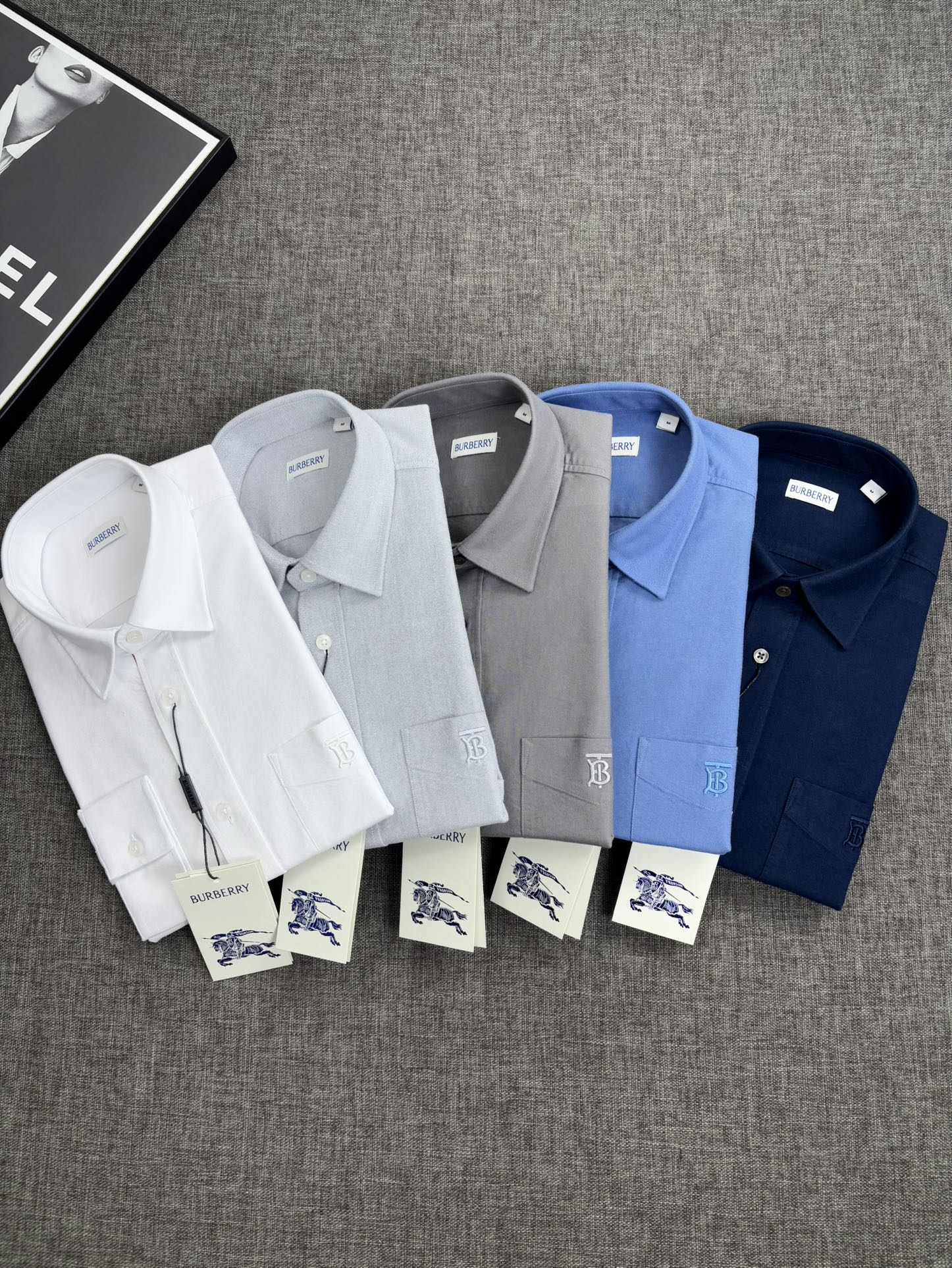 NO:614204,Shipped in autumn and winter, brushed thick material, business gentleman commuter style fashionable and decent, versatile long-sleeved shirt, BBR, Burberry. In the busy urban life, every business gentleman is pursuing a fashionable and decent dressing style. Today, we bring you a Windsor collar long-sleeved shirt specially made for business commuting. It adopts a unique brushing process to bring you a delicate and comfortable wearing experience.  Sanding process creates a delicate texture. This shirt adopts advanced sanding technology and is carefully polished. The surface of the fabric presents a fine velvet feel, which is soft and comfortable to the touch. This unique texture not only improves the comfort of wearing, but also gives the shirt a high-level visual sense of quality.  The Windsor collar design is fashionable and decent. As one of the most popular collar types in recent years, the one-piece collar craftsmanship has won the favor of many business gentlemen for its elegance and fashion. This shirt adopts the classic Windsor collar design, which not only shows the wearer's fashion taste, but also shows a decent and generous image in business situations.  In addition to the unique brushing process and one-piece collar design, this shirt is also made of high-quality fabrics with good breathability and moisture absorption. Even during long-term business activities, it can maintain a dry and comfortable wearing experience, allowing you to always stay in top condition. A variety of colors are available to meet different needs. In order to meet the dressing needs of different business gentlemen, this shirt is available in a variety of colors. Whether it is classic gray, or fashionable dark green, or brownish tones, it can be easily matched with various business occasions, showing different style charms.  Versatile style, easy to handle various occasions. Whether it is daily office, business negotiation, or participating in various meetings and activities, this Windsor collar long-sleeved shirt made with brushed technology can be easily handled. Its versatile style and delicate texture allow you to maintain confidence and calmness in any occasion. Let it become a powerful assistant in your career, allowing you to show your unique fashion taste and business style in busy urban life. Size number  SMLXLXXL,,burberry,shirts,alexander wang19860909秋冬出货,磨毛拉绒厚料,商务绅士通勤款时尚又得体,百搭好驾驭长袖衬衫,BBR,巴宝莉.在繁忙的都市生活中,每一位商务绅士都在追求一种既时尚又得体的着装风格.今天,我们为您带来一款专为商务通勤打造的温莎领长袖衬衫,采用独特的磨毛工艺,为您带来细腻舒适的穿着体验. 磨毛工艺,打造细腻质感.这款衬衫采用先进的磨毛工艺,经过精心打磨处理,面料表面呈现出细腻的绒感,触感柔软舒适.这种独特的质感不仅提升了穿着的舒适度,更让衬衫在视觉上呈现出高级的品质感. 温莎领设计,时尚又得体.一片领的工艺作为近年来备受追捧的领型之一,以其优雅、时尚的特点赢得了众多商务绅士的喜爱.这款衬衫采用经典的温莎领设计,不仅展现出穿着者的时尚品味,更在商务场合中展现出得体大方的形象. 除了独特的磨毛工艺和一片领设计外,这款衬衫还选用优质面料,具有良好的透气性和吸湿性.即使在长时间的商务活动中,也能保持干爽舒适的穿着体验,让您始终保持最佳状态. 多种颜色可选,满足不同需求.为了满足不同商务绅士的着装需求,这款衬衫提供多种颜色可选.无论是经典的灰色、还是时尚的墨绿、偏棕咖的色调,都能轻松搭配各种商务场合,展现出不同的风格魅力. 百搭款式,轻松驾驭各种场合.无论是日常办公、商务洽谈,还是参加各类会议、活动,这款磨毛工艺打造的温莎领长袖衬衫都能轻松应对.其百搭的款式和细腻的质感,让您在任何场合下都能保持自信与从容. 让它成为您职场生涯中的得力助手,让您在繁忙的都市生活中,展现出独特的时尚品味和商务风范. 码数 SMLXLXXL,,burberry,shirts,alexander wang,Men's clothing