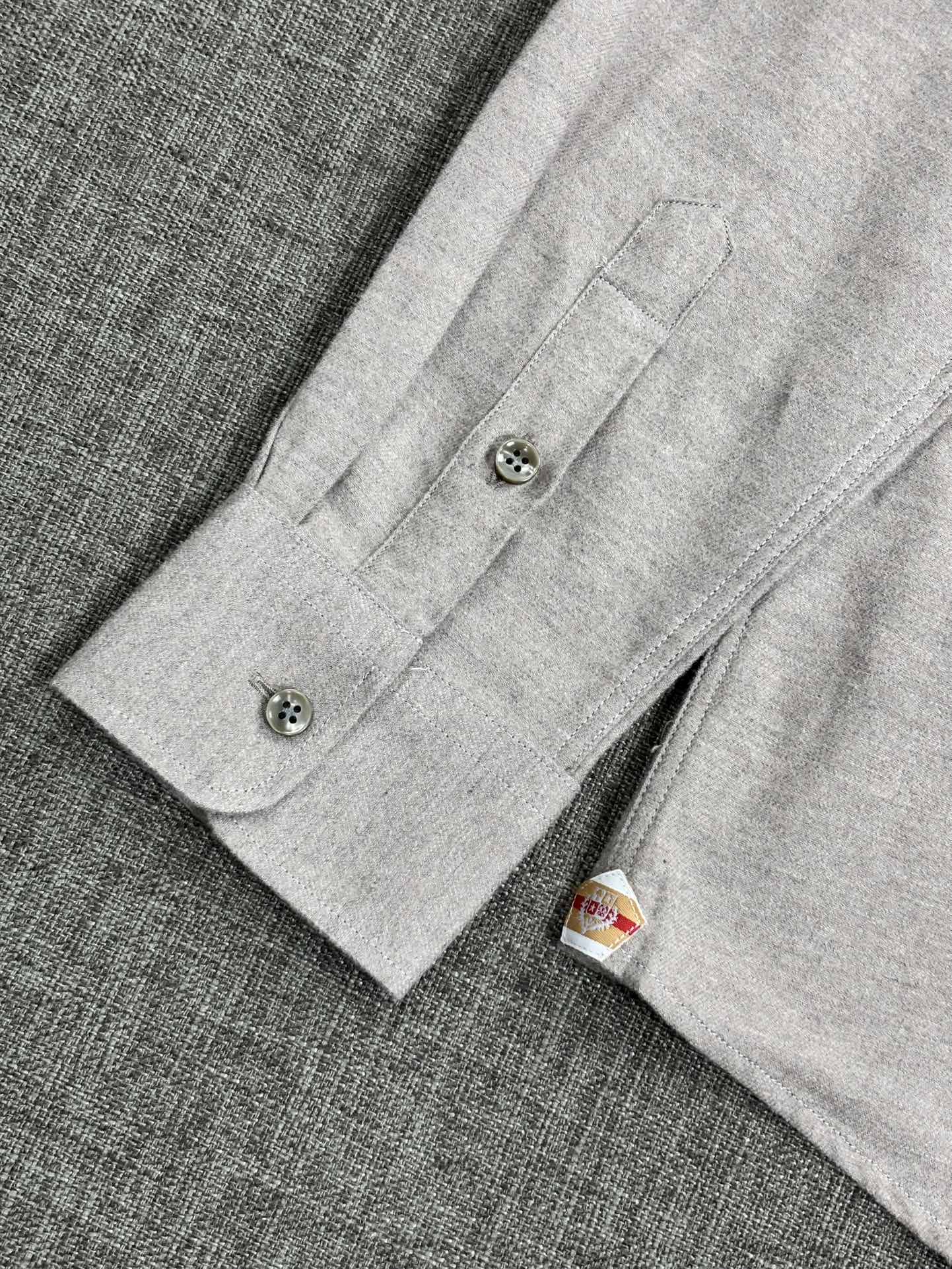 （卡其色～）2025年秋冬新款lP🆕诺悠翩雅。国王的礼物系列，羊毛羊绒混纺舒适磨毛衬衫，