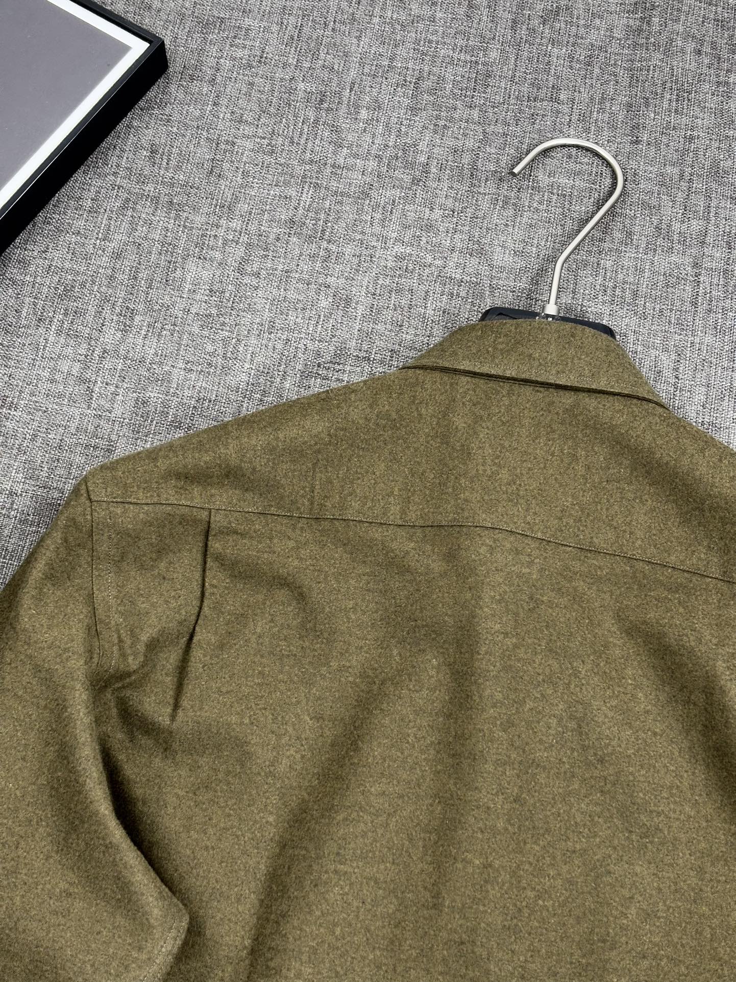 （橄榄绿～）2025年秋冬新款。lP🆕诺悠翩雅。国王的礼物系列，羊毛羊绒混纺舒适磨毛衬衫，