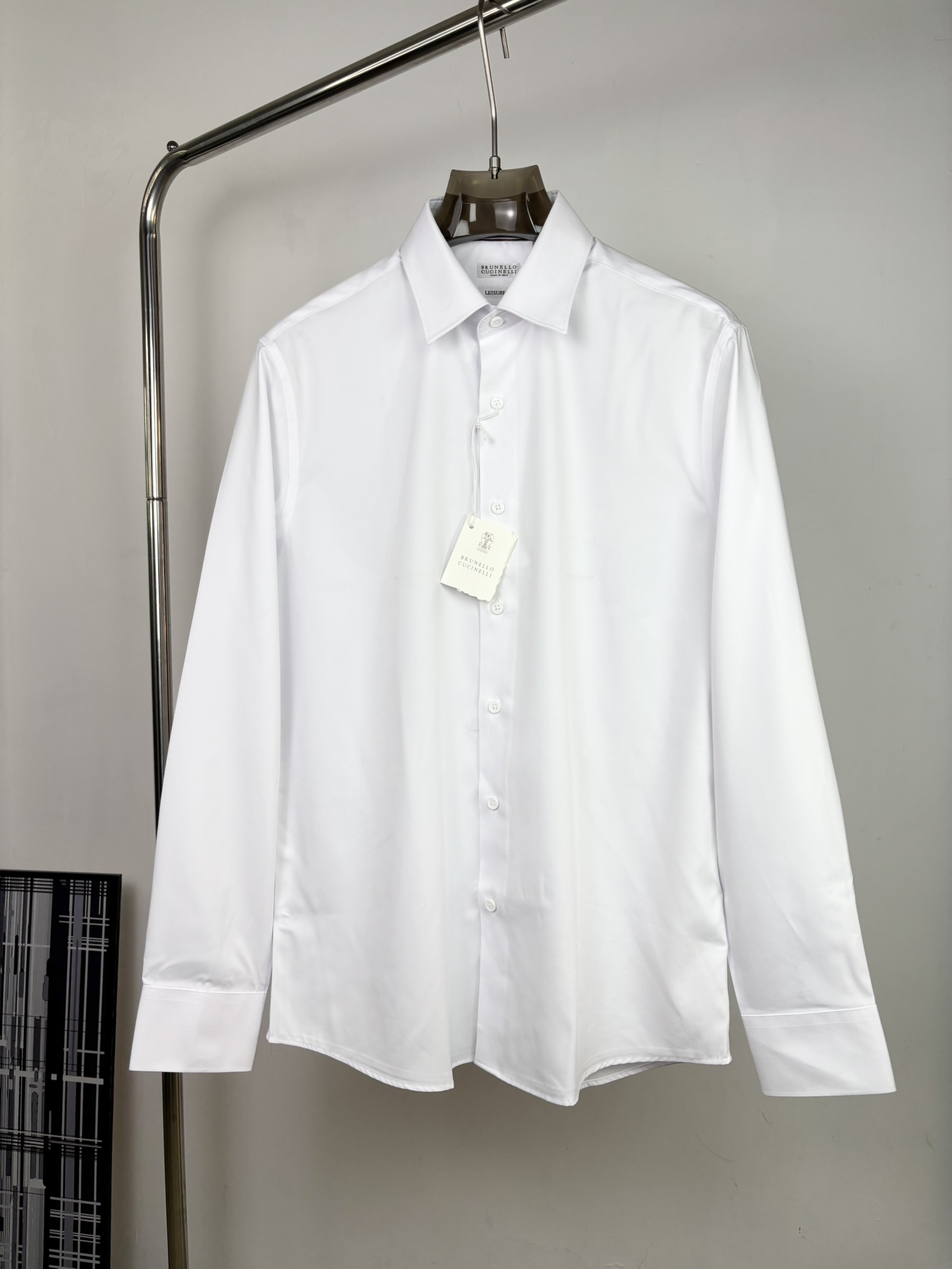NO:125244,The men's long-sleeved shirt follows his modern minimalist tone, bringing the Italian urban noble style to the extreme. The overall shape is clean and neat, without any unnecessary elements. From the simplicity, it can be easily played with business and casualness! It is a basic item with formal style. It uses solid color matching to highlight the beautiful finishing effect of the fine fabric. This crafted shirt uses a long-sleeved style and is equipped with a wide angle collar. The material is comfortable and easy to take care of. The clothing made of this fabric is very light and silky, soft in touch, and is more skin-friendly, perfectly compatible with the comfort and texture beauty!  !  !  The classic micro-slim fit style continues the unique Italian style charm of his home. Whether it is paired with a casual cardigan or a formal suit, it has a gentlemanly elegance! SMLXLXXL,,shirts,business suit,alexander wang19860909男士长袖衬衫 设计上沿袭了他家现代极简主义基调,将意式的都市高贵格调发挥到极致,整体造型干净利落,无任何多余元素,由至简演绎从容姿态,商务休闲都能轻松玩转! 搭配正装造型的基础单品.运用纯色配色,凸显精细面料的优美饰面效果.此款精裁衬衫采用长袖款式,配以宽角领.材质舒适,容易打理.这种面料制成的服装十分轻盈丝滑,触感柔软,更为亲肤,完美兼容了舒适感与肌理美感！！！经典微修身版型,延续了他家特有的意式风格魅力,不论配休闲的开衫还是正式的西装,都自带一份绅士的优雅感!SMLXLXXL,,shirts,business suit,alexander wang,Men's clothing