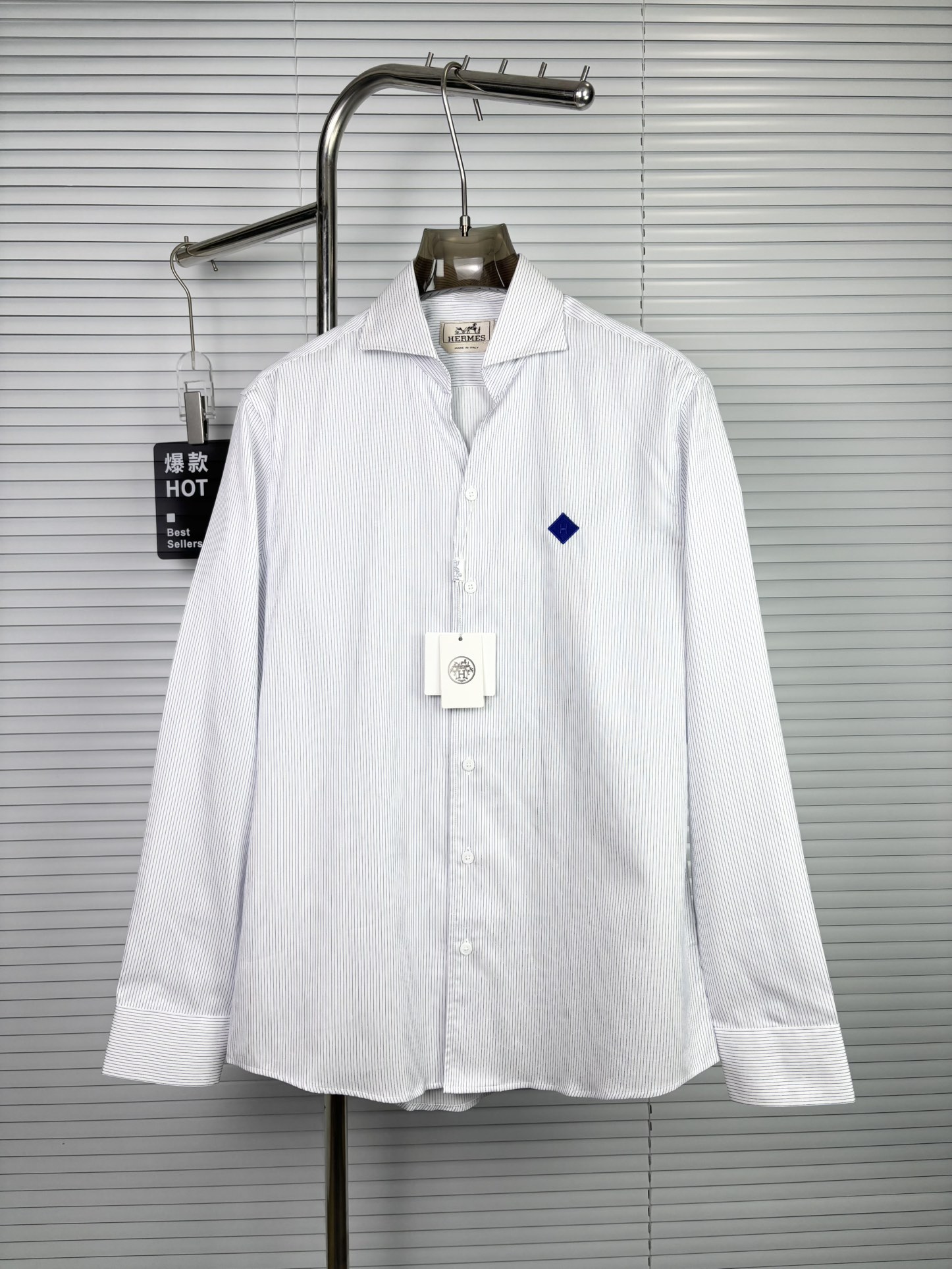 NO:120133,The men's long-sleeved shirt follows his modern minimalist tone, bringing the Italian urban noble style to the extreme. The overall shape is clean and neat, without any unnecessary elements. From the simplicity, it can be easily played with business and casualness! It is a basic item with formal style. It uses solid color matching to highlight the beautiful finishing effect of the fine fabric. This crafted shirt uses a long-sleeved style and is equipped with a wide angle collar. The material is comfortable and easy to take care of. The clothing made of this fabric is very light and silky, soft in touch, and is more skin-friendly, perfectly compatible with the comfort and texture beauty!  !  !  The classic micro-slim fit style continues the unique Italian style charm of his home. Whether it is paired with a casual cardigan or a formal suit, it has a gentlemanly elegance! SMLXLXXL,,shirts,business suit,alexander wang19860909男士长袖衬衫 设计上沿袭了他家现代极简主义基调,将意式的都市高贵格调发挥到极致,整体造型干净利落,无任何多余元素,由至简演绎从容姿态,商务休闲都能轻松玩转! 搭配正装造型的基础单品.运用纯色配色,凸显精细面料的优美饰面效果.此款精裁衬衫采用长袖款式,配以宽角领.材质舒适,容易打理.这种面料制成的服装十分轻盈丝滑,触感柔软,更为亲肤,完美兼容了舒适感与肌理美感！！！经典微修身版型,延续了他家特有的意式风格魅力,不论配休闲的开衫还是正式的西装,都自带一份绅士的优雅感!SMLXLXXL,,shirts,business suit,alexander wang,Men's clothing