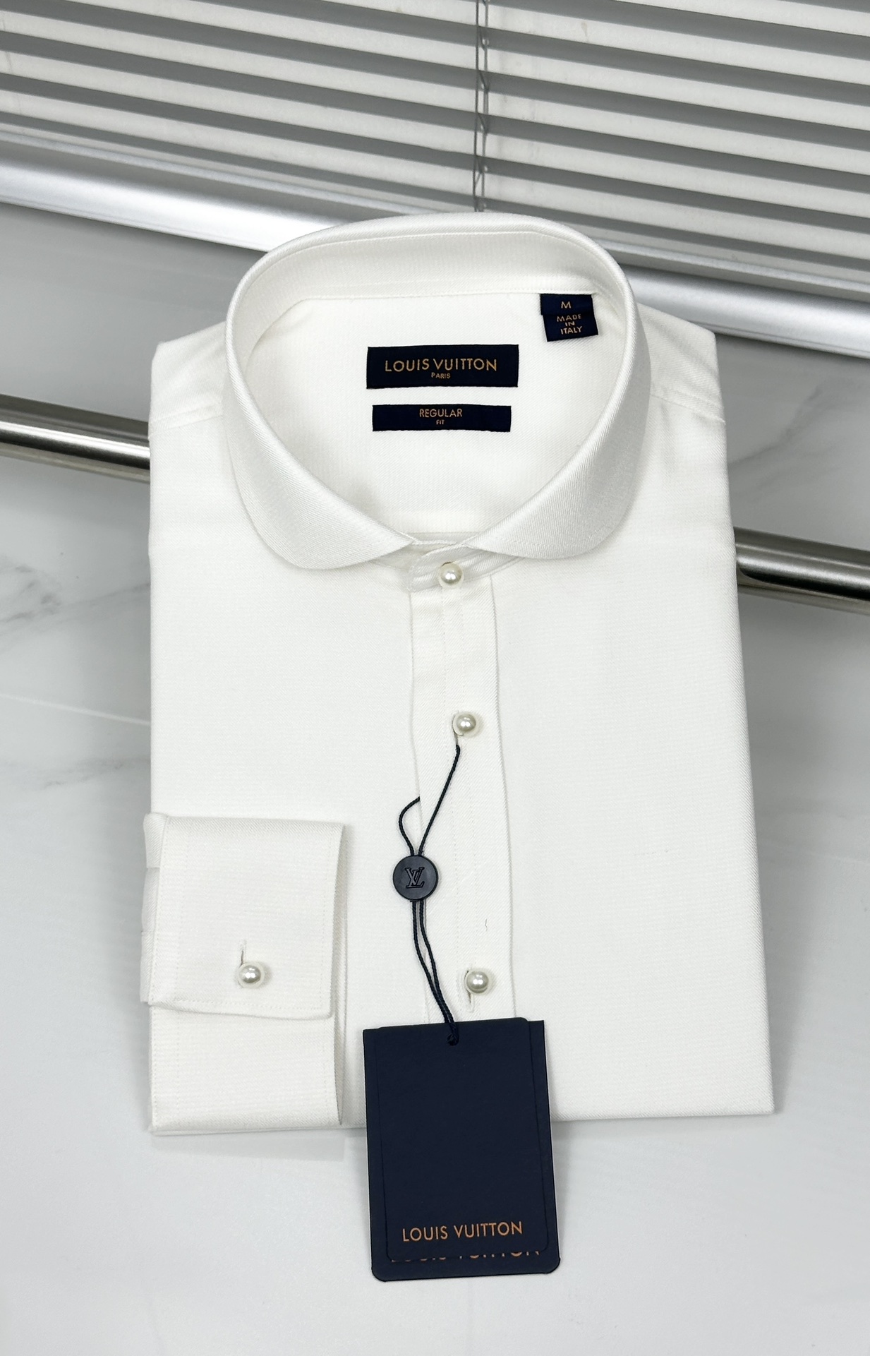 NO:125248,L special woven long-sleeved shirt, this one is cotton and mulberry silk. The fabric is excellent. Men's three-dimensional texture decorative shirt! Trading companies have sparse channels and are released on the official website at the same time! A typical representative of Italian luxury consumer goods, a high-end brand full of high-end sense and long historical charm, always wins people's hearts with its unique French style design. This model continues the brand's classic heritage and is a must-have collection of elegant men's wardrobe! This shirt is carefully selected for imported high-strength cotton. The fabric is fine, smooth and shiny, with rich feel and visual sense, and excellent breathability and comfort. It is an irreplaceable high quality for ordinary cotton fabrics! A formal business-style solid-color shirt specially designed for commuting outfits. The basic white is compatible with your various matching needs in the closet. It can easily cope with various rigorous formal occasions. It is fully three-dimensional textured jacquard embellishment. It will always inadvertently highlight the high-end aura and extraordinary style, and will control the low-key and taste in a perfect way! The basic conventional style and cutting design has a tall and capable upper body and exudes a unique charm! Size S, M, L, XL, XXL, Shirts, alexander wang19860909L特织长袖衬衫,这款是棉加桑蚕丝哈.面料超赞 .男士立体纹理装饰衬衫！贸易公司渠道稀出,同步官网发售！意大利奢华消费品典型代表,充满高级感与悠久历史韵味的高端品牌,总是以独特的法式风格设计来俘获人心,此款则是延续了品牌的经典传承,各位优雅男士的衣橱里必备的典藏臻品！本款衬衫用心甄选客供进口高支棉材质打造,面料质地细密平滑而有光泽,手感和视觉感丰富,透气性与着穿舒适度都非常优越,是普通棉质面料无可替代的高品质！一款专为通勤装扮打造的正装商务型纯色衬衫,基础的白色可兼容你衣櫉里各种搭配需求,轻松应对各种严谨正式的场合着装礼仪全副立体纹理提花点缀,总会在不经意间凸显高奢气场与不凡格调,将低调与品味拿捏的相当到位！基础常规的版型裁剪设计,上身挺拔干练、散发着独特的魅力！ 尺码S,M,L,XL,XXL,,shirts,alexander wang,Men's clothing