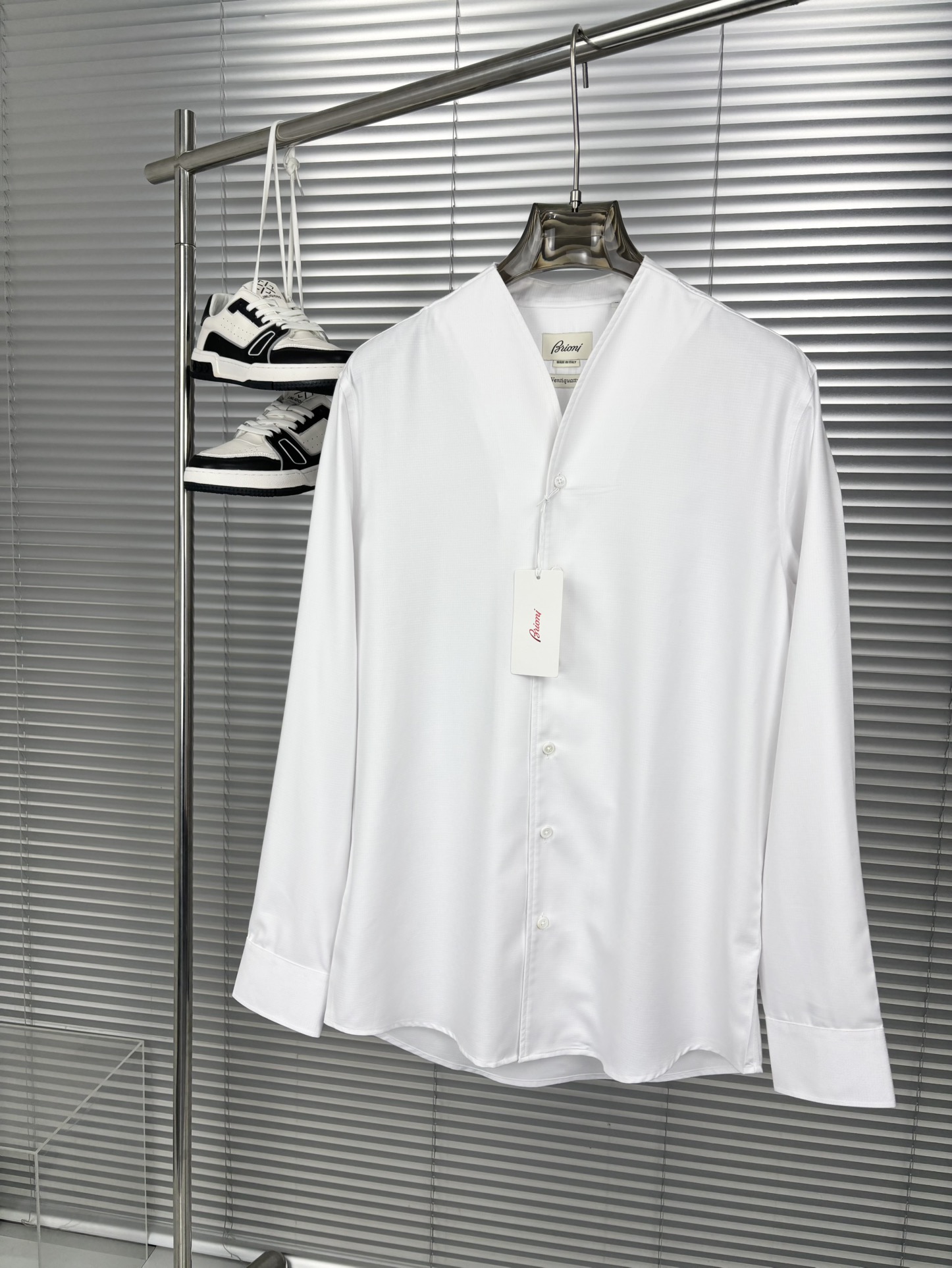 NO:125250,Special woven long-sleeved shirt, this one is cotton and mulberry silk. The fabric is excellent. Men's three-dimensional texture decorative shirt! Trading companies have sparse channels and are released on the official website at the same time! A typical representative of Italian luxury consumer goods, a high-end brand full of high-end sense and long historical charm, always wins people's hearts with its unique French style design. This model continues the brand's classic heritage and is a must-have collection of elegant men's wardrobe! This shirt is carefully selected for imported high-strength cotton. The fabric is fine, smooth and shiny, with rich feel and visual sense, and excellent breathability and comfort. It is an irreplaceable high quality for ordinary cotton fabrics! A formal business-style solid-color shirt specially designed for commuting outfits. The basic white is compatible with your various matching needs in the closet. It can easily cope with various rigorous formal occasions. It is fully three-dimensional textured jacquard embellishment. It will always inadvertently highlight the high-end aura and extraordinary style, and will control the low-key and taste in a perfect way! The basic conventional style and cutting design has a tall and capable upper body and exudes a unique charm! Sizes,M,L,XL,XXL,shirts,alexander wang19860909特织长袖衬衫,这款是棉加桑蚕丝哈.面料超赞 .男士立体纹理装饰衬衫！贸易公司渠道稀出,同步官网发售！意大利奢华消费品典型代表,充满高级感与悠久历史韵味的高端品牌,总是以独特的法式风格设计来俘获人心,此款则是延续了品牌的经典传承,各位优雅男士的衣橱里必备的典藏臻品！本款衬衫用心甄选客供进口高支棉材质打造,面料质地细密平滑而有光泽,手感和视觉感丰富,透气性与着穿舒适度都非常优越,是普通棉质面料无可替代的高品质！一款专为通勤装扮打造的正装商务型纯色衬衫,基础的白色可兼容你衣櫉里各种搭配需求,轻松应对各种严谨正式的场合着装礼仪全副立体纹理提花点缀,总会在不经意间凸显高奢气场与不凡格调,将低调与品味拿捏的相当到位！基础常规的版型裁剪设计,上身挺拔干练、散发着独特的魅力！ 尺码s,M,L,XL,XXL,,shirts,alexander wang,Men's clothing