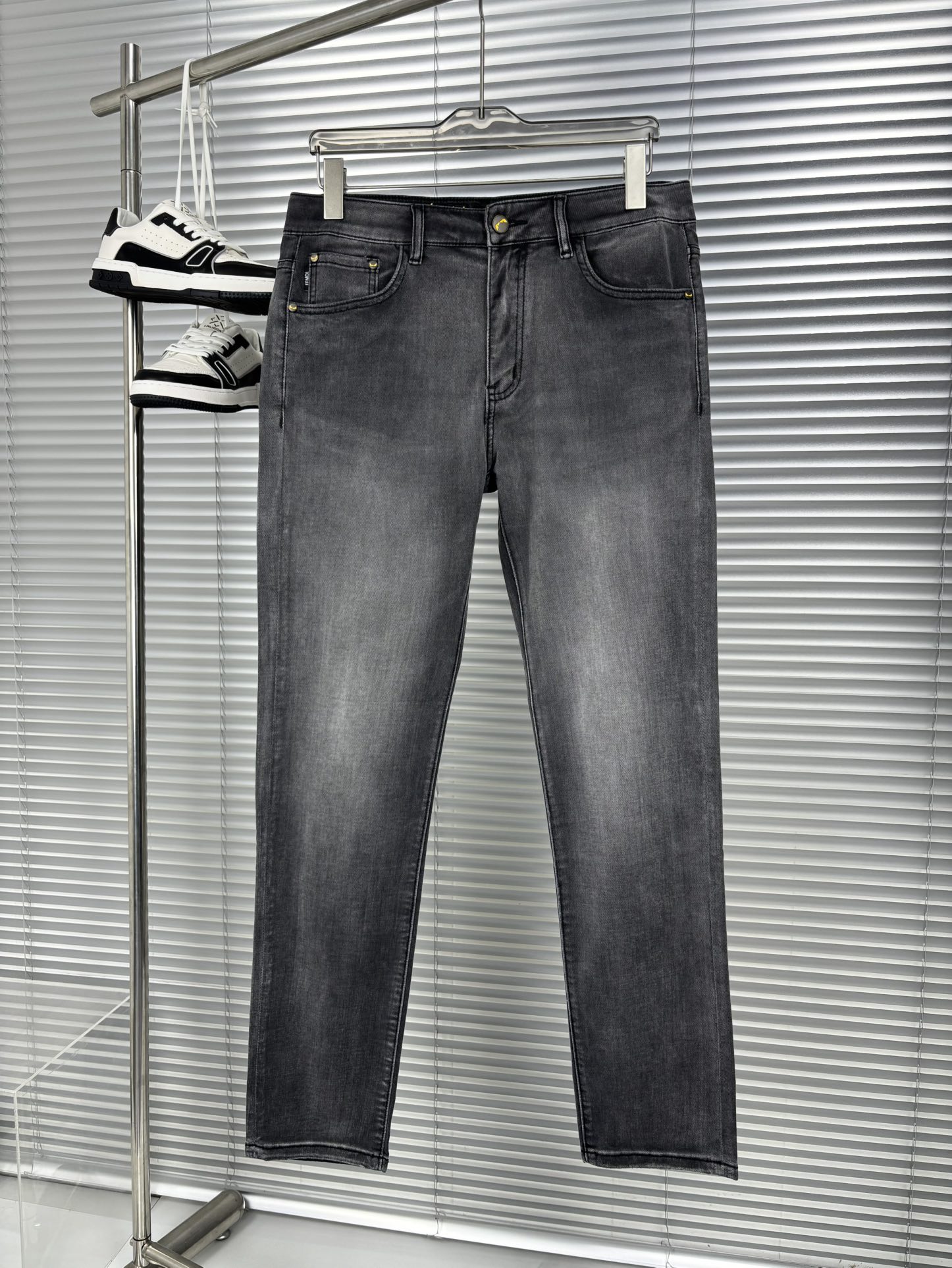 NO:137120,, A super stylish jeans, custom washed jean fabric, unique design, top-grade printed craft letter pattern logo, an extremely superior jeans, the materials and craftsmanship are extremely luxurious and exquisite, the grade is extremely high, the upper body is handsome and stylish, recommended, digits 29-38 020,, jeans, alexander wang19860909,超级有范儿的一款牛仔裤,定制水洗牛仔面料,独特设计,顶级印花工艺字母图案logo,极为翘楚的一款牛仔裤,用料与工艺都极致奢华精湛,档次极高,上身帅气有型,推荐,码数29—38 020,,jeans,alexander wang,Men's clothing