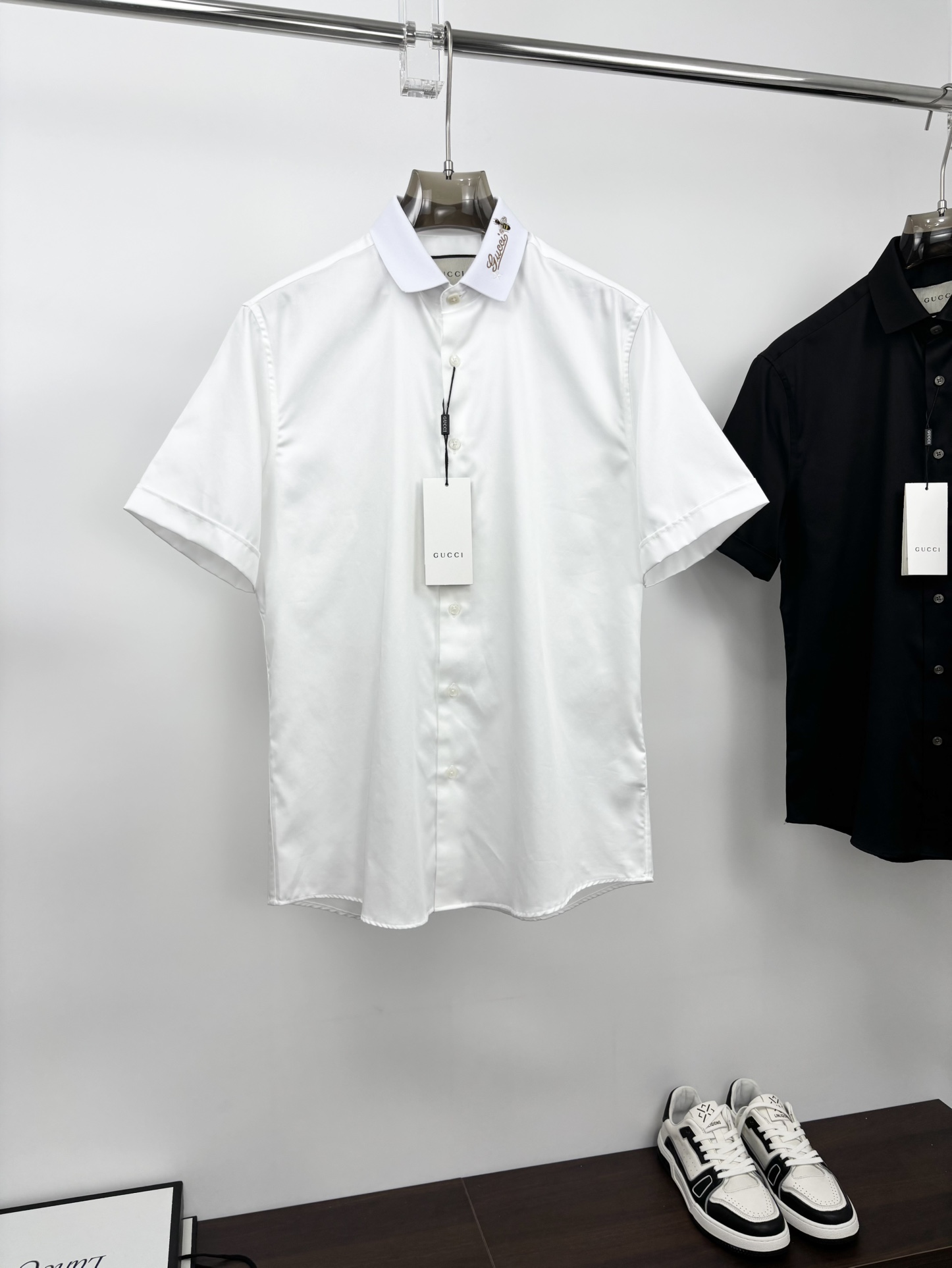 随着夏日的脚步渐近，男士们的衣橱也开始迎来了新一轮的换季更新。在这个充满生机与活力的季节里，一件简约而不