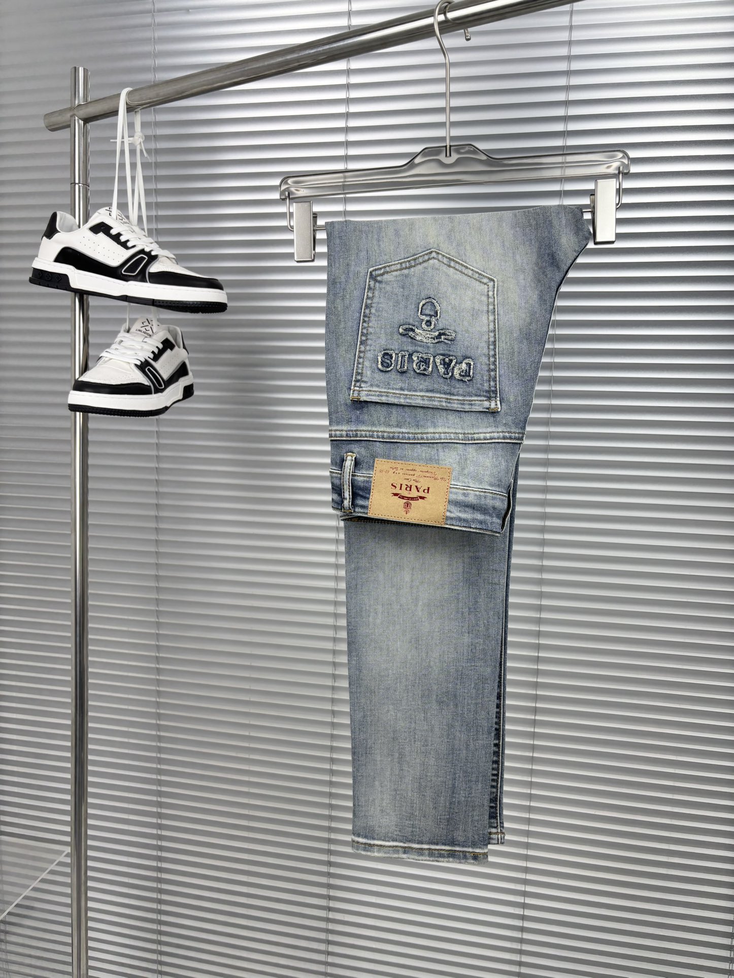 NO:137124,The official website counter is available at the same time. The original single product is a super stylish jeans, customized original washing denim fabric, unique design, top-grade printing craft letter pattern logo, original hardware and auxiliary decoration, extremely superior jeans, the materials and craftsmanship are extremely luxurious and exquisite, the grade is extremely high, the upper body is handsome and stylish, recommended, number 29-38 020,,jeans,alexander wang19860909官网专柜同步有售,原单狠货,超级有范儿的一款牛仔裤,定制原版水洗牛仔面料,独特设计,顶级印花工艺字母图案logo,原版五金辅料装饰,极为翘楚的一款牛仔裤,用料与工艺都极致奢华精湛,档次极高,上身帅气有型,推荐,码数29—38 020,,jeans,alexander wang,Men's clothing