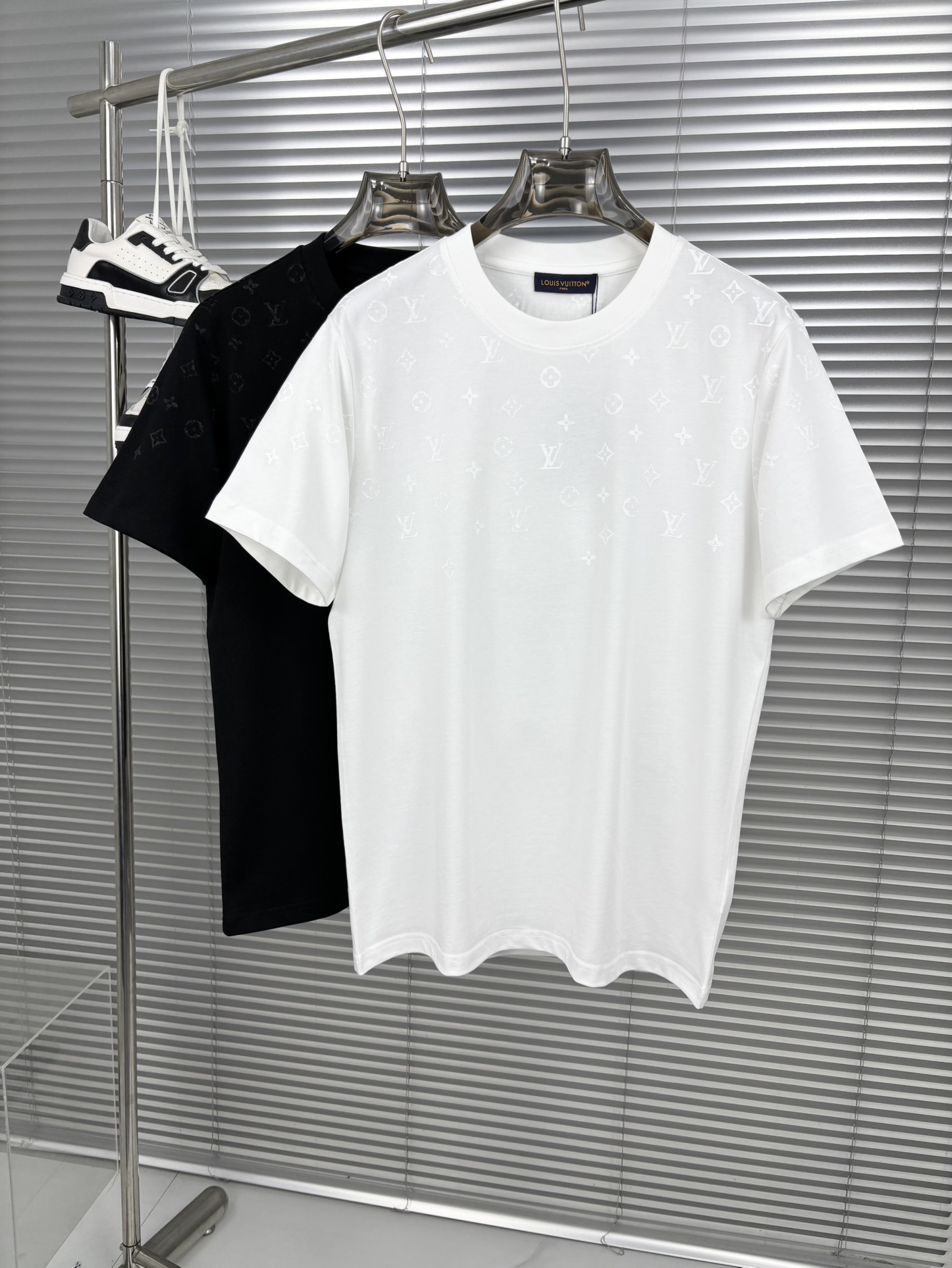 NO:136245,2025 customized models, the latest short-sleeved round-neck T-shirt in the first spring and summer counter, high-end customization, avant-garde and fashionable design!  Brand logo heavy craftsmanship design, high-end customized fabric, long-term washing, soft feel, comfortable to wear, exquisite car lines at the counter level, fine workmanship, invincible and handsome upper body effect!  A must-have item for handsome men!  Code number m-3XL., T-shirt,tees,t-shirt,alexander wang198609092025定制款 春夏新款首发专柜最新款短袖圆领T恤 高端订制 设计前卫时尚！品牌logo重工艺设计 高端定制面料.久洗不变型 手感柔软.穿着舒适.专柜级别精致车线.做工精细.上身效果无敌帅气！型男必备单品！码数m-3XL.,,T-shirt,tees，t-shirt,alexander wang,Men's clothing
