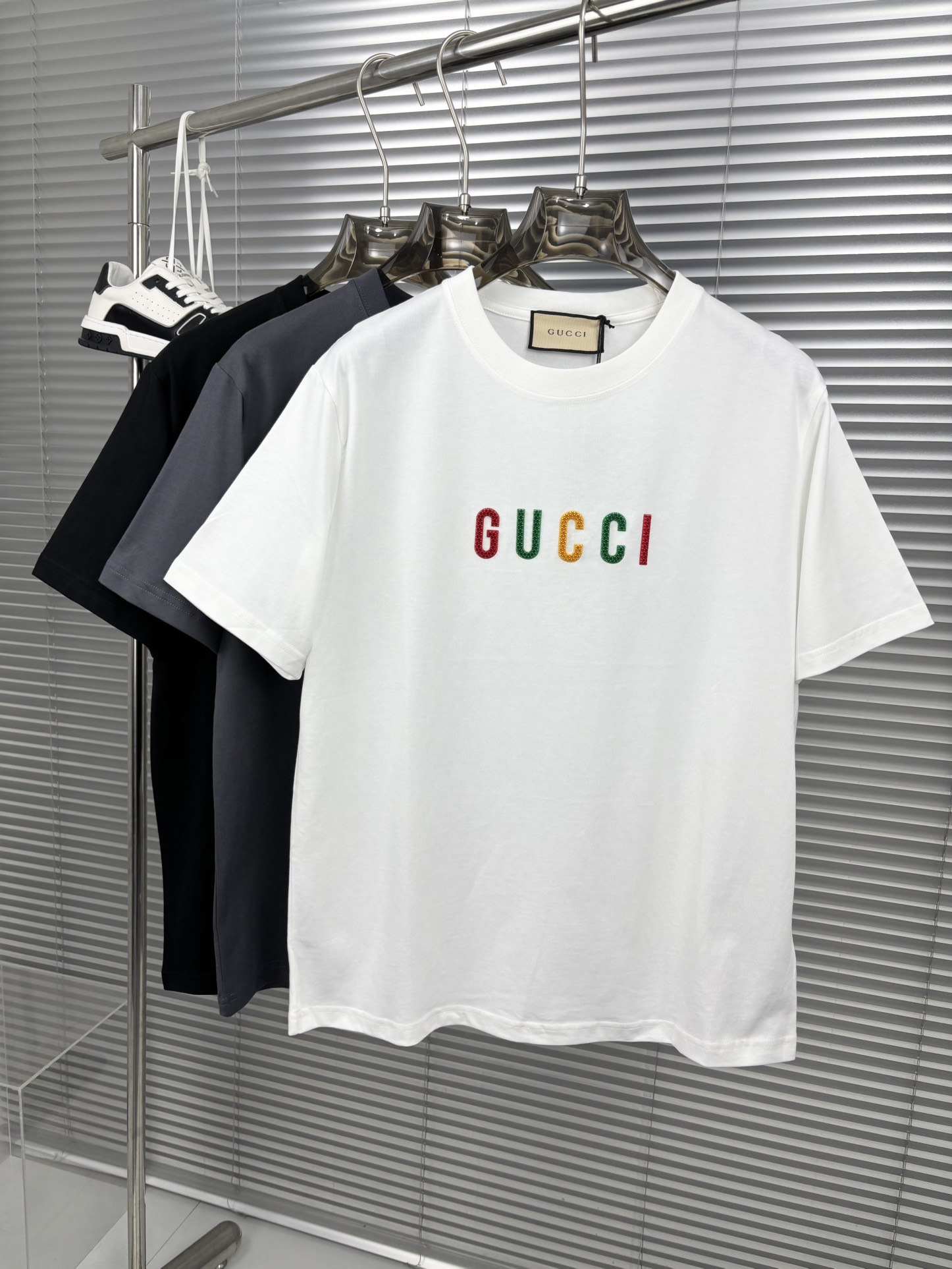 NO:137129,The new spring and summer new style of the first counter is the latest short-sleeved round-neck T-shirt with high-end customization and avant-garde and fashionable design!  Brand logo heavy craft design High-end customized 230g fabric. Soft feel and comfortable to wear. Counter-level exquisite car line. S-2XL 020,,T-shirt,tees,t-shirt,alexander wang19860909ss春夏新款首发专柜最新款短袖圆领T恤 高端订制 设计前卫时尚！品牌logo重工艺设计 高端定制230克面料.手感柔软.穿着舒适.专柜级别精致车线.码数S-2XL 020,,T-shirt,tees，t-shirt,alexander wang,Men's clothing