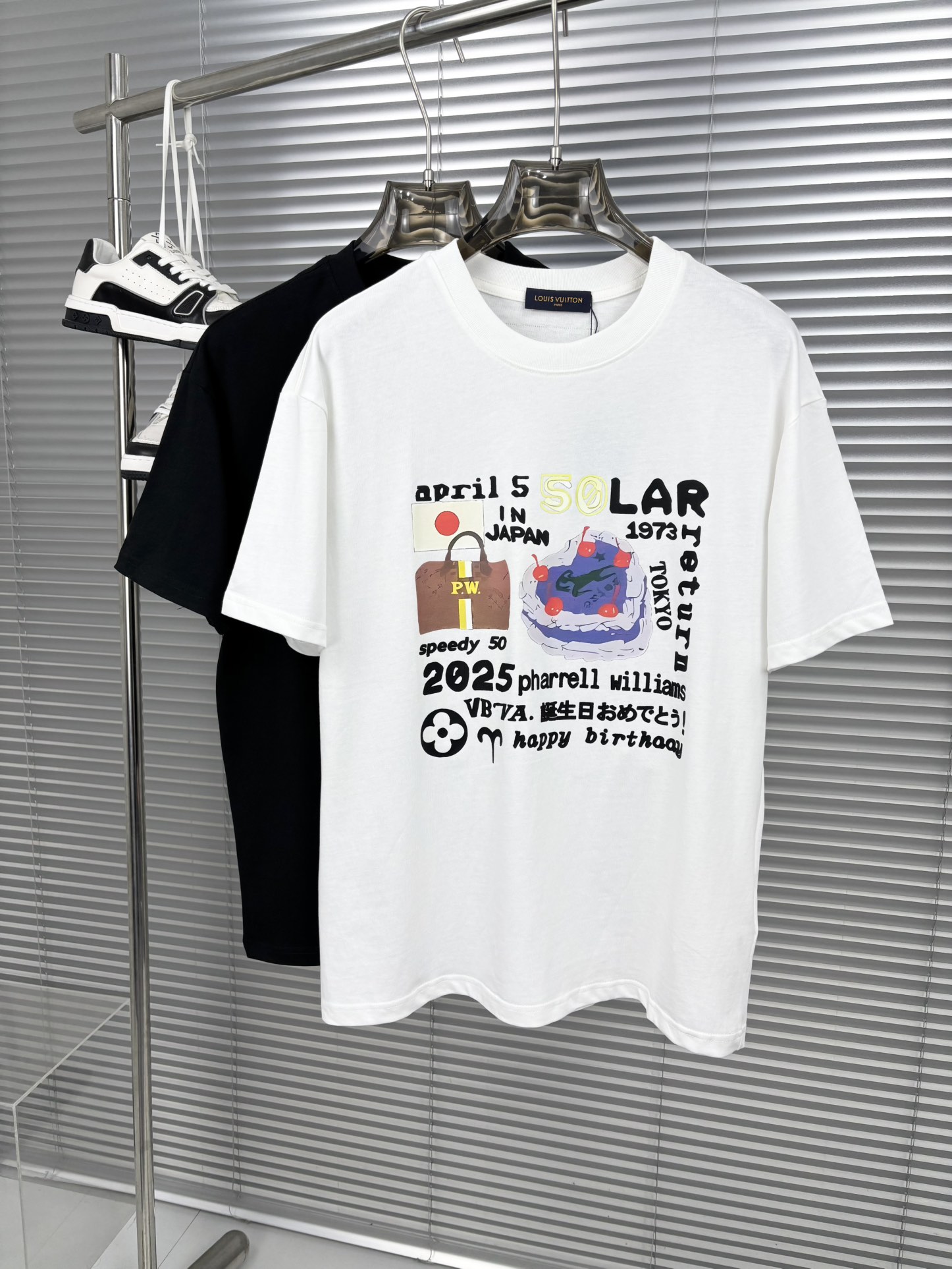 NO:135417,New summer products, new craftsmanship, high-end fabrics, silky silky, fashionable classic round neck short-sleeved fashion item design, more fashionable and comfortable, high-standard customization, very stylish upper body, customer-supplied auxiliary materials, customer-supplied imported high-end fabrics with very delicate texture, exquisite details and exquisite craftsmanship, extremely shaping item, can be matched with any fashion, super good style, a must-have item for trendy men Size S- XXL Color black. White, T-shirt, alexander wang19860909夏季新品,全新工艺, 高定面料 玉蚕丝般的丝滑 时尚经典圆领短袖时尚单品设计,更加时尚舒适,高标准定制,上身非常有型,客供辅料,客供进口高档面料质感非常细腻,细节工艺精湛考究,塑造性极高的一款单品,任何时装都可以搭配,版型超级好 潮男必备单品 尺码S- XXL 颜色黑. 白,,T-shirt,alexander wang,Men's clothing