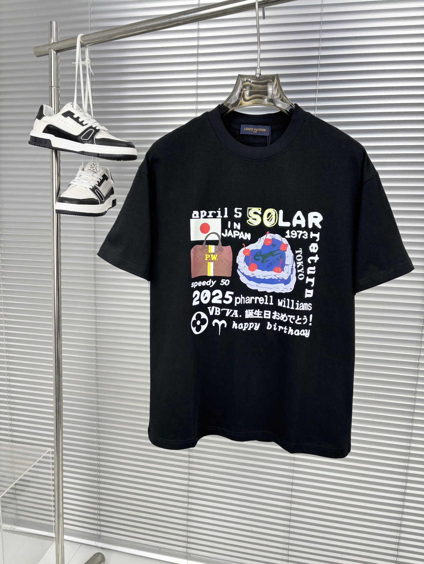 NO:135420,New summer products, new craftsmanship, high-end fabrics, silky silky, fashionable classic round neck short-sleeved fashion item design, more fashionable and comfortable, high-standard customization, very stylish upper body, customer-supplied auxiliary materials, customer-supplied imported high-end fabrics with very delicate texture, exquisite details and exquisite craftsmanship, extremely shaping item, can be matched with any fashion, super good style, a must-have item for trendy men Size S- XXL Color black. White, T-shirt, alexander wang19860909夏季新品,全新工艺,高定面料 玉蚕丝般的丝滑 时尚经典圆领短袖时尚单品设计,更加时尚舒适,高标准定制,上身非常有型,客供辅料,客供进口高档面料质感非常细腻,细节工艺精湛考究,塑造性极高的一款单品,任何时装都可以搭配,版型超级好 潮男必备单品 尺码S- XXL 颜色黑. 白,,T-shirt,alexander wang,Men's clothing