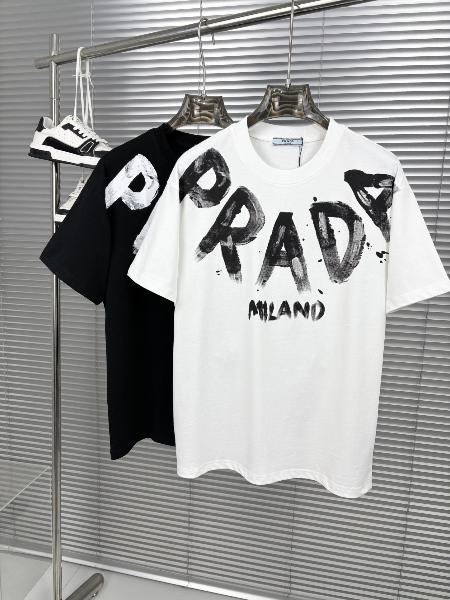 NO:135409,New summer products, new craftsmanship, high-end fabrics, silky silky, fashionable classic round neck short-sleeved fashion item design, more fashionable and comfortable, high-standard customization, very stylish upper body, customer-supplied auxiliary materials, customer-supplied imported high-end fabrics with very delicate texture, exquisite details and exquisite craftsmanship, extremely shaping item, can be matched with any fashion, super good style, a must-have item for trendy men Size S- XXL Color black. White, T-shirt, alexander wang19860909夏季新品, 全新工艺,高定面料 玉蚕丝般的丝滑 时尚经典圆领短袖时尚单品设计,更加时尚舒适,高标准定制,上身非常有型,客供辅料,客供进口高档面料质感非常细腻,细节工艺精湛考究,塑造性极高的一款单品,任何时装都可以搭配,版型超级好 潮男必备单品 尺码S- XXL 颜色黑. 白,,T-shirt,alexander wang,Men's clothing