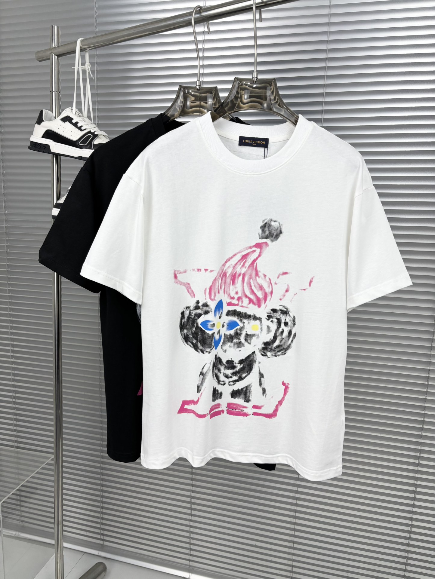 NO:135423,New summer products, new craftsmanship, high-end fabrics, silky silky, fashionable classic round neck short-sleeved fashion item design, more fashionable and comfortable, high-standard customization, very stylish upper body, customer-supplied auxiliary materials, customer-supplied imported high-end fabrics with very delicate texture, exquisite details and exquisite craftsmanship, extremely shaping item, can be matched with any fashion, super good style, a must-have item for trendy men Size S- XXL Color black. White, T-shirt, alexander wang19860909夏季新品,全新工艺, 高定面料 玉蚕丝般的丝滑 时尚经典圆领短袖时尚单品设计,更加时尚舒适,高标准定制,上身非常有型,客供辅料,客供进口高档面料质感非常细腻,细节工艺精湛考究,塑造性极高的一款单品,任何时装都可以搭配,版型超级好 潮男必备单品 尺码S- XXL 颜色黑. 白,,T-shirt,alexander wang,Men's clothing