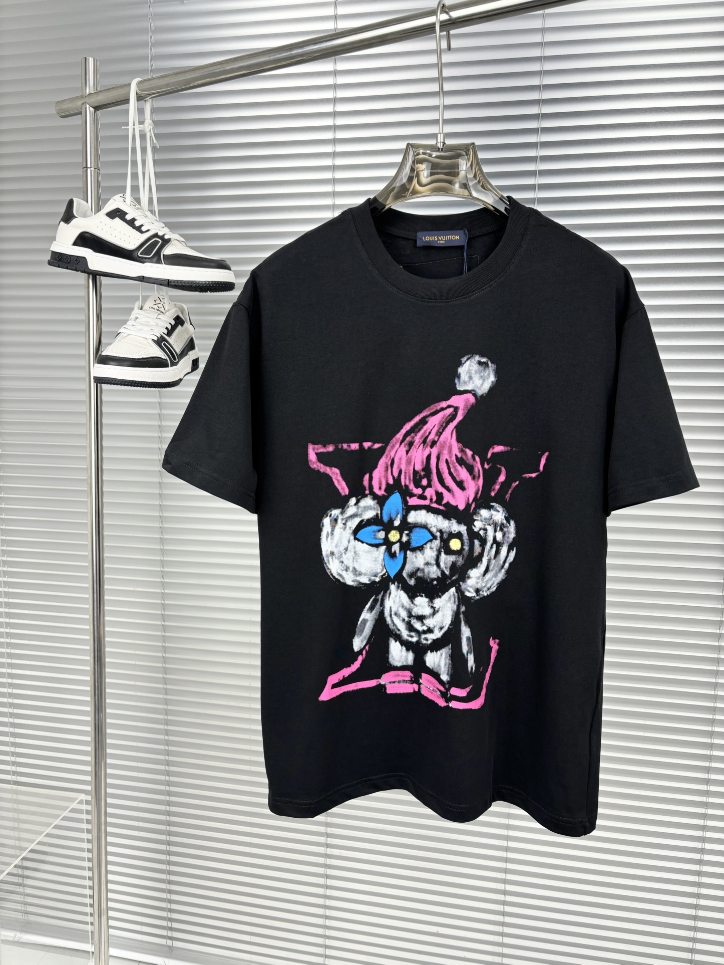 NO:135426,New summer products, new craftsmanship, high-end fabrics, silky silky, fashionable classic round neck short-sleeved fashion item design, more fashionable and comfortable, high-standard customization, very stylish upper body, customer-supplied auxiliary materials, customer-supplied imported high-end fabrics with very delicate texture, exquisite details and exquisite craftsmanship, extremely shaping item, can be matched with any fashion, super good style, a must-have item for trendy men Size S- XXL Color black. White, T-shirt, alexander wang19860909夏季新品,全新工艺,高定面料 玉蚕丝般的丝滑 时尚经典圆领短袖时尚单品设计,更加时尚舒适,高标准定制,上身非常有型,客供辅料,客供进口高档面料质感非常细腻,细节工艺精湛考究,塑造性极高的一款单品,任何时装都可以搭配,版型超级好 潮男必备单品 尺码S- XXL 颜色黑. 白,,T-shirt,alexander wang,Men's clothing