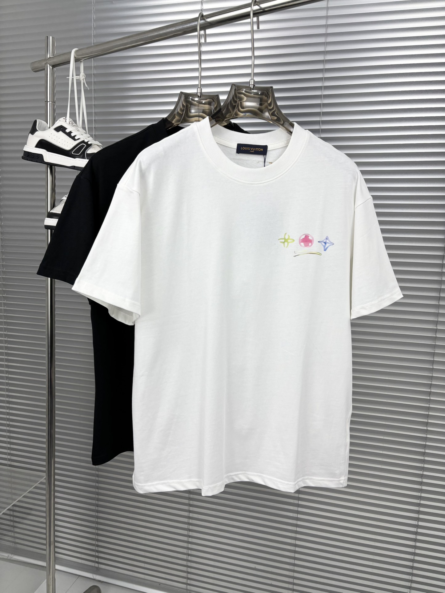 NO:135429,New summer products, new craftsmanship, high-end fabrics, silky silky, fashionable classic round neck short-sleeved fashion item design, more fashionable and comfortable, high-standard customization, very stylish upper body, customer-supplied auxiliary materials, customer-supplied imported high-end fabrics with very delicate texture, exquisite details and exquisite craftsmanship, extremely shaping item, can be matched with any fashion, super good style, a must-have item for trendy men Size S- XXL Color black. White, T-shirt, alexander wang19860909夏季新品,全新工艺, 高定面料 玉蚕丝般的丝滑 时尚经典圆领短袖时尚单品设计,更加时尚舒适,高标准定制,上身非常有型,客供辅料,客供进口高档面料质感非常细腻,细节工艺精湛考究,塑造性极高的一款单品,任何时装都可以搭配,版型超级好 潮男必备单品 尺码S- XXL 颜色黑. 白,,T-shirt,alexander wang,Men's clothing