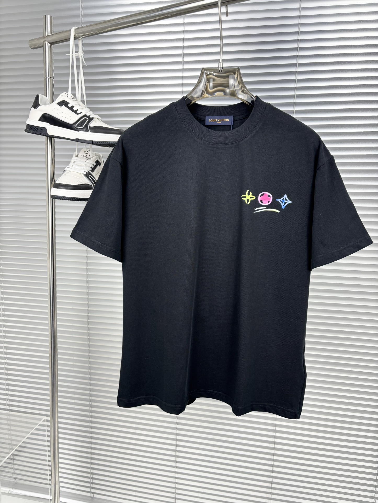 NO:135432,New summer products, new craftsmanship, high-end fabrics, silky silky, fashionable classic round neck short-sleeved fashion item design, more fashionable and comfortable, high-standard customization, very stylish upper body, customer-supplied auxiliary materials, customer-supplied imported high-end fabrics with very delicate texture, exquisite details and exquisite craftsmanship, extremely shaping item, can be matched with any fashion, super good style, a must-have item for trendy men Size S- XXL Color black. White, T-shirt, alexander wang19860909夏季新品,全新工艺,高定面料 玉蚕丝般的丝滑 时尚经典圆领短袖时尚单品设计,更加时尚舒适,高标准定制,上身非常有型,客供辅料,客供进口高档面料质感非常细腻,细节工艺精湛考究,塑造性极高的一款单品,任何时装都可以搭配,版型超级好 潮男必备单品 尺码S- XXL 颜色黑. 白,,T-shirt,alexander wang,Men's clothing