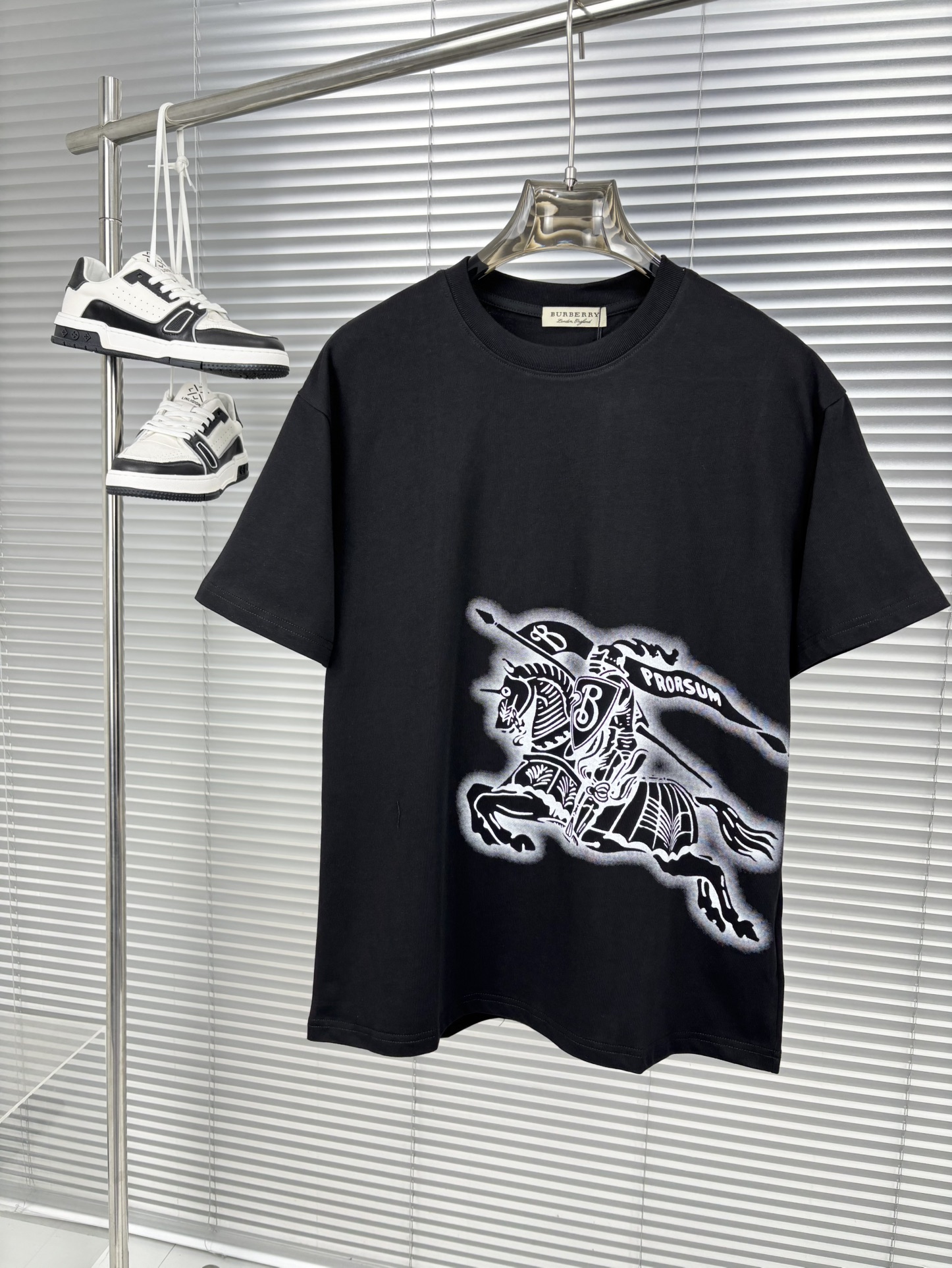 NO:135406,New summer products, new craftsmanship, high-end fabrics, silky silky, fashionable classic round neck short-sleeved fashion item design, more fashionable and comfortable, high-standard customization, very stylish upper body, customer-supplied auxiliary materials, customer-supplied imported high-end fabrics with very delicate texture, exquisite details and exquisite craftsmanship, extremely shaping item, can be matched with any fashion, super good style, a must-have item for trendy men Size S- XXL Color black. White, T-shirt, alexander wang19860909夏季新品,全新工艺,高定面料 玉蚕丝般的丝滑 时尚经典圆领短袖时尚单品设计,更加时尚舒适,高标准定制,上身非常有型,客供辅料,客供进口高档面料质感非常细腻,细节工艺精湛考究,塑造性极高的一款单品,任何时装都可以搭配,版型超级好 潮男必备单品 尺码S- XXL 颜色黑. 白,,T-shirt,alexander wang,Men's clothing