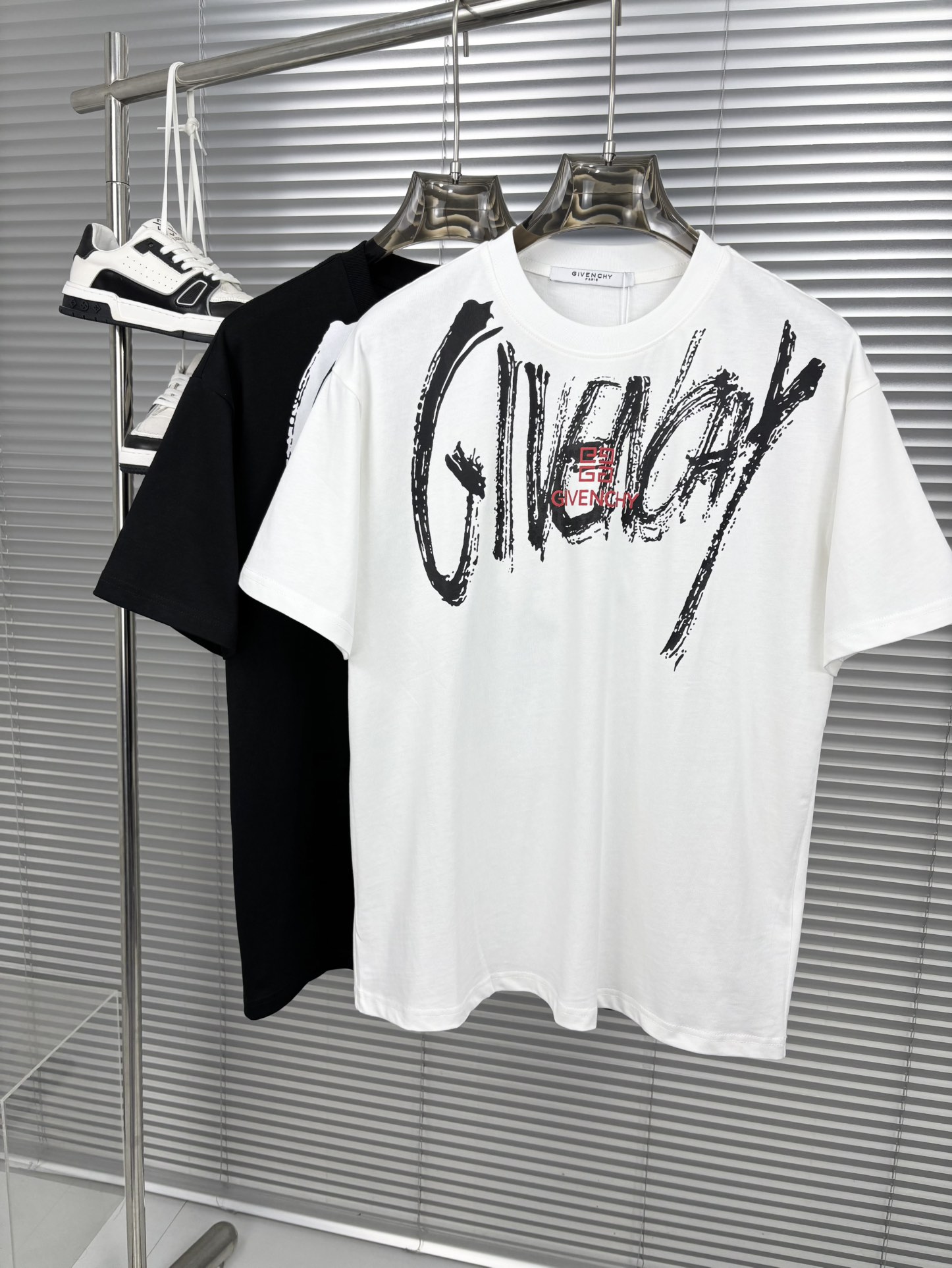 NO:135411,New summer products, new craftsmanship, high-end fabrics, silky silky, fashionable classic round neck short-sleeved fashion item design, more fashionable and comfortable, high-standard customization, very stylish upper body, customer-supplied auxiliary materials, customer-supplied imported high-end fabrics with very delicate texture, exquisite details and exquisite craftsmanship, extremely shaping item, can be matched with any fashion, super good style, a must-have item for trendy men Size S- XXL Color black. White, T-shirt, alexander wang19860909夏季新品,全新工艺, 高定面料 玉蚕丝般的丝滑 时尚经典圆领短袖时尚单品设计,更加时尚舒适,高标准定制,上身非常有型,客供辅料,客供进口高档面料质感非常细腻,细节工艺精湛考究,塑造性极高的一款单品,任何时装都可以搭配,版型超级好 潮男必备单品 尺码S- XXL 颜色黑. 白,,T-shirt,alexander wang,Men's clothing