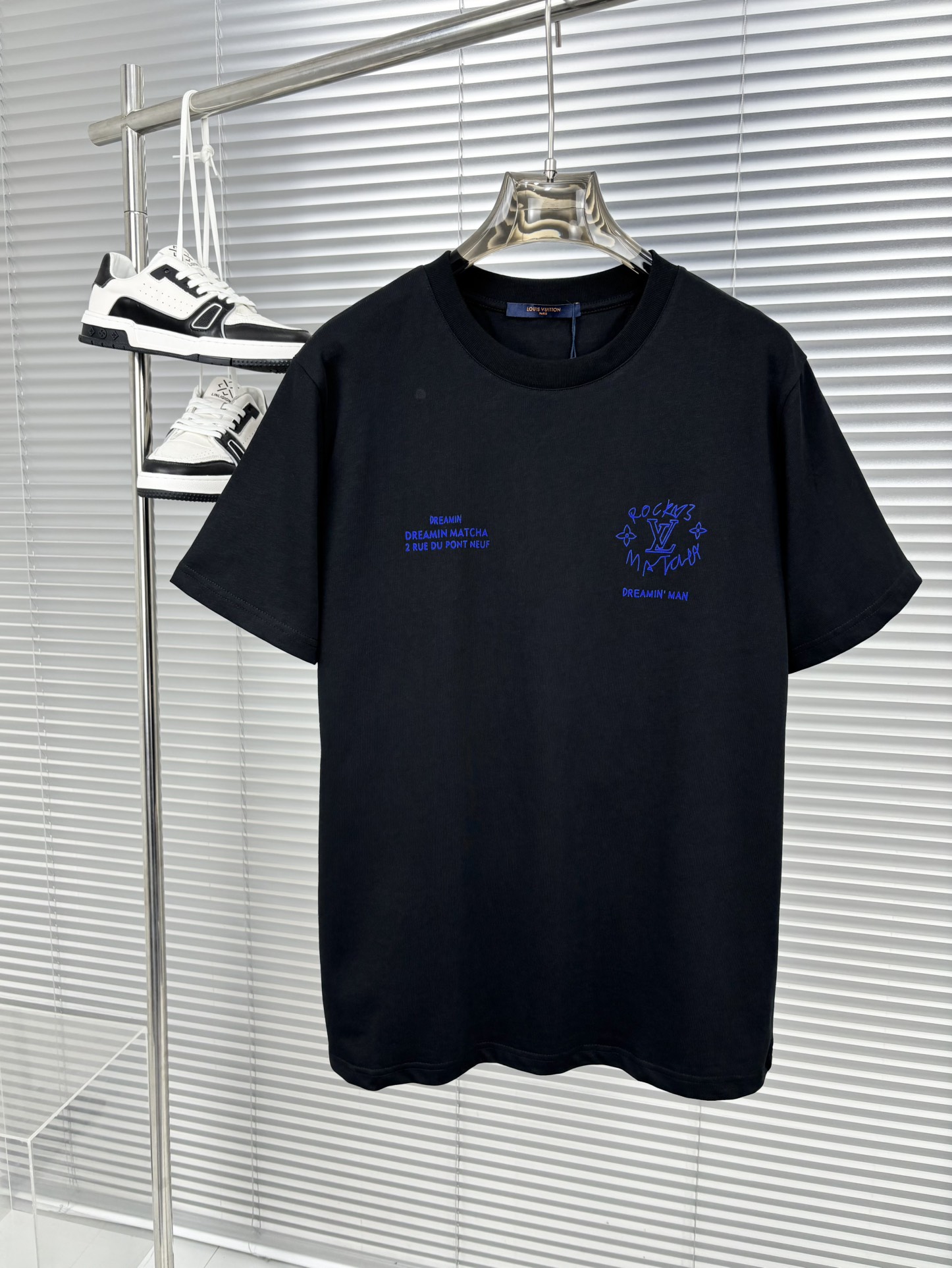 NO:135408,2025 customized models, the latest short-sleeved round-neck T-shirt in the first spring and summer counter, high-end customization, avant-garde and fashionable design!  Brand logo heavy craftsmanship design, high-end customized fabric, long-term washing, soft feel, comfortable to wear, exquisite car lines at the counter level, fine workmanship, invincible and handsome upper body effect!  A must-have item for handsome men!  S-shirt, T-shirt,tees,t-shirt,alexander wang198609092025定制款 春夏新款首发专柜最新款短袖圆领T恤 高端订制 设计前卫时尚！品牌logo重工艺设计 高端定制面料.久洗不变型 手感柔软.穿着舒适.专柜级别精致车线.做工精细.上身效果无敌帅气！型男必备单品！码数S一XXL,,T-shirt,tees，t-shirt,alexander wang,Men's clothing