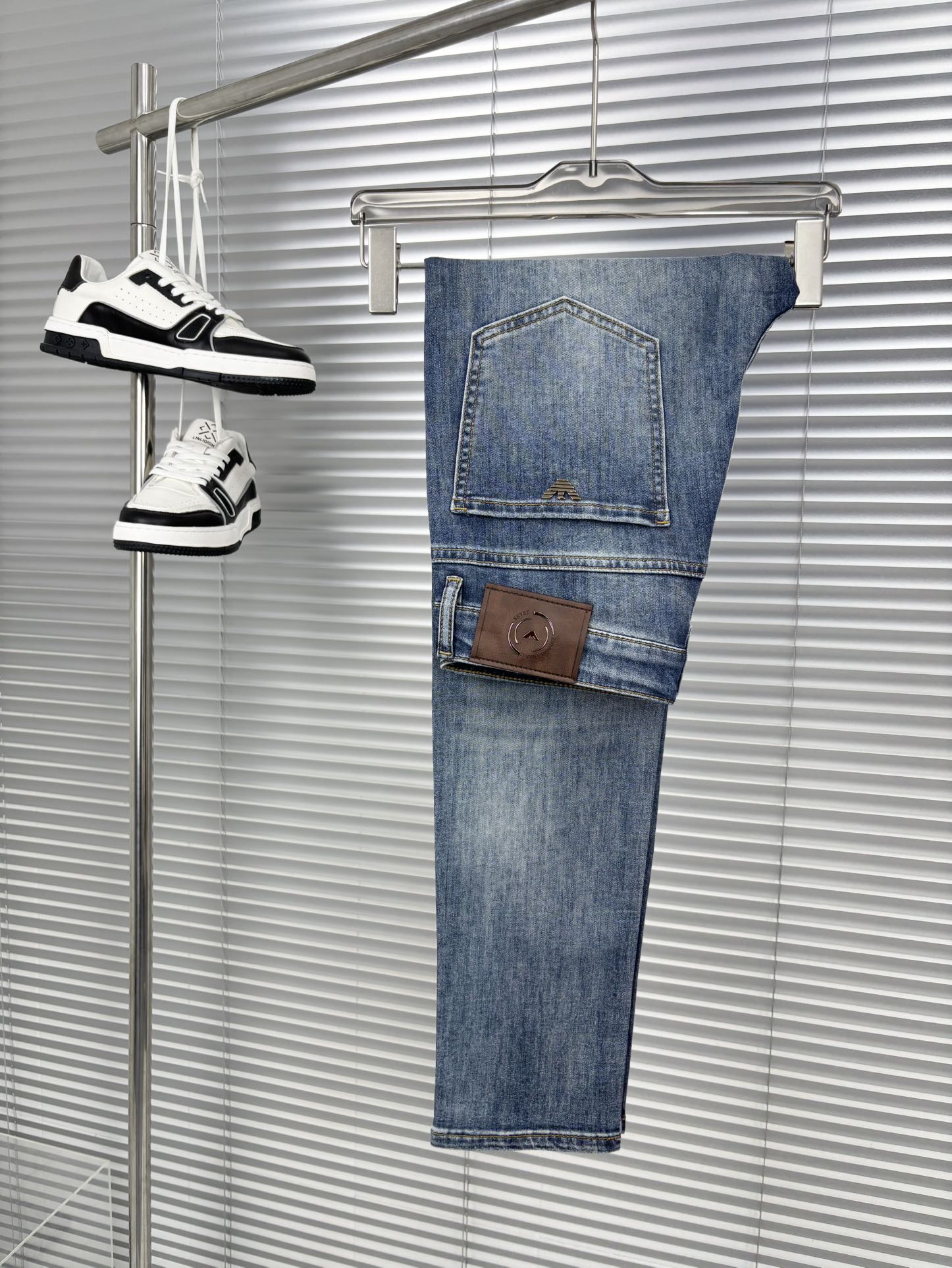 NO:137131,A super stylish jeans, customized original washing denim fabric, unique design, top-grade printed craft letter pattern logo, original hardware and auxiliary decoration, an extremely superior jeans, the materials and craftsmanship are extremely luxurious and exquisite, the grade is extremely high, the upper body is handsome and stylish, recommended, digits 29-38 020,,jeans,alexander wang19860909超级有范儿的一款牛仔裤,定制原版水洗牛仔面料,独特设计,顶级印花工艺字母图案logo,原版五金辅料装饰,极为翘楚的一款牛仔裤,用料与工艺都极致奢华精湛,档次极高,上身帅气有型,推荐,码数29—38 020,,jeans,alexander wang,Men's clothing