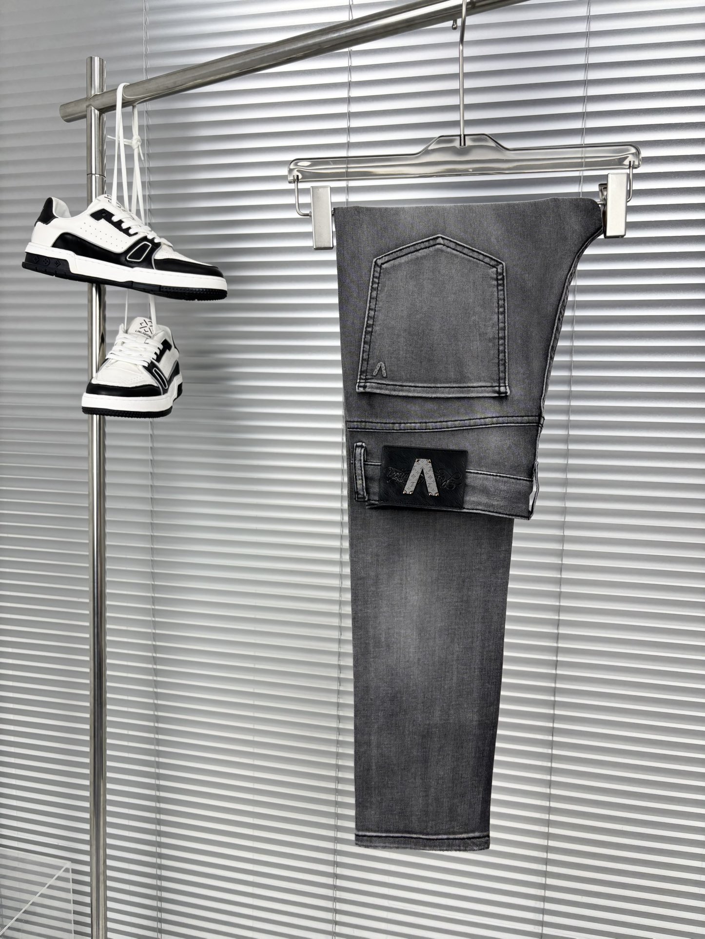 NO:137133,A super stylish jeans, customized original washing denim fabric, unique design, top-grade printed craft letter pattern logo, original hardware and auxiliary decoration, an extremely superior jeans, the materials and craftsmanship are extremely luxurious and exquisite, the grade is extremely high, the upper body is handsome and stylish, recommended, number 29-38 020,,jeans,alexander wang19860909超级有范儿的一款牛仔裤,定制原版水洗牛仔面料,独特设计,顶级印花工艺字母图案logo,原版五金辅料装饰,极为翘楚的一款牛仔裤,用料与工艺都极致奢华精湛,档次极高,上身帅气有型,推荐,码数29—38 020,,jeans,alexander wang,Men's clothing