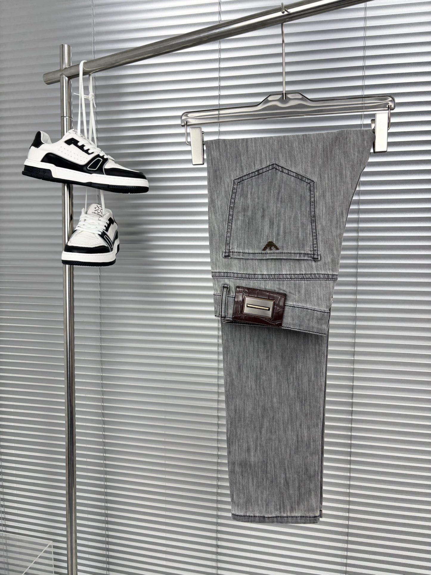 NO:137116,The official website counter is available at the same time. The original single product is a super stylish jeans, customized original washing denim fabric, unique design, top-grade printing craft letter pattern logo, original hardware and auxiliary decoration, extremely superior jeans, the materials and craftsmanship are extremely luxurious and exquisite, the grade is extremely high, the upper body is handsome and stylish, recommended, number 29-38 020,,jeans,alexander wang19860909官网专柜同步有售,原单狠货,超级有范儿的一款牛仔裤,定制原版水洗牛仔面料,独特设计,顶级印花工艺字母图案logo,原版五金辅料装饰,极为翘楚的一款牛仔裤,用料与工艺都极致奢华精湛,档次极高,上身帅气有型,推荐,码数29—38 020,,jeans,alexander wang,Men's clothing