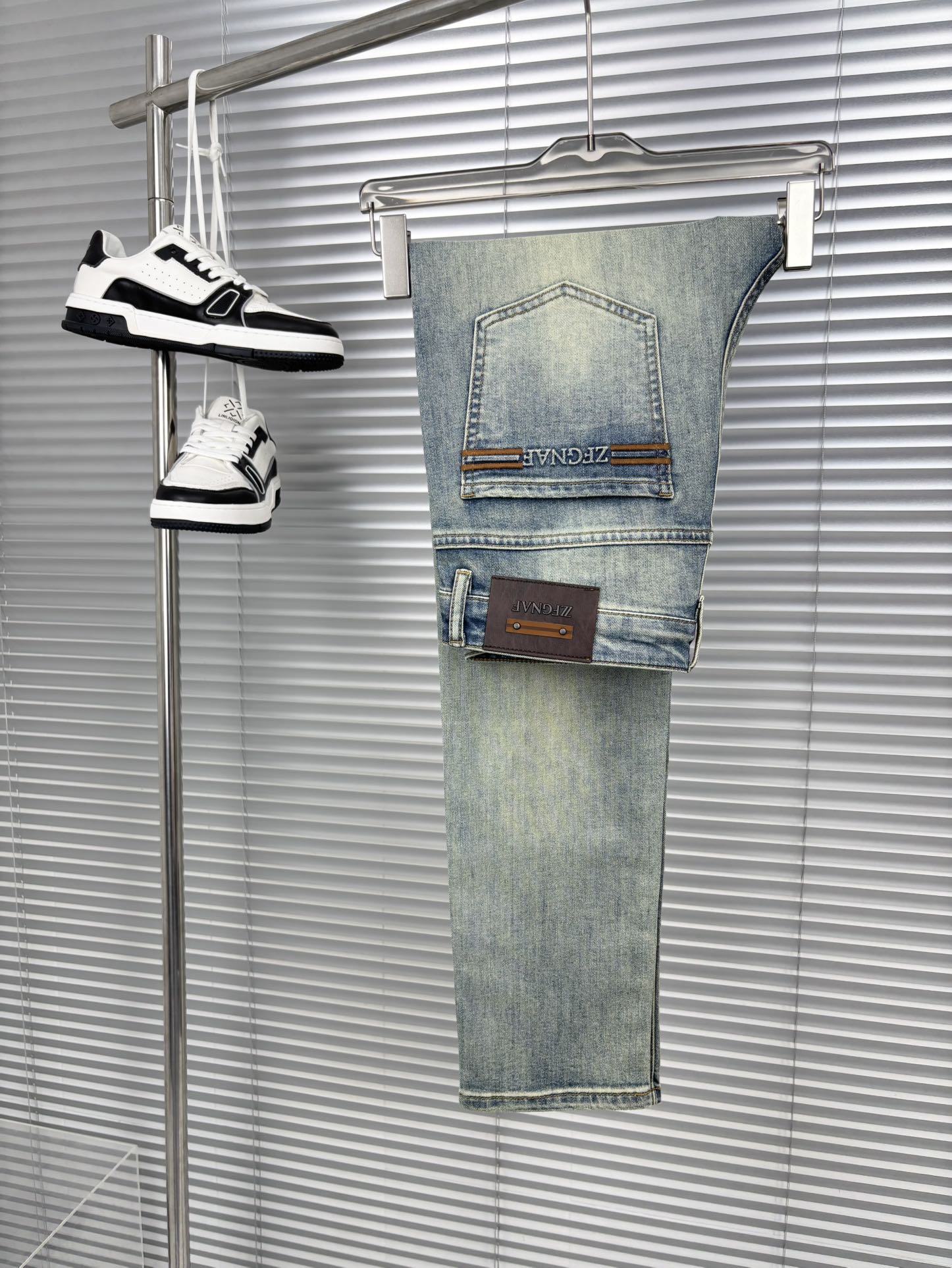 NO:137118,A super stylish jeans, customized original washing denim fabric, unique design, top-grade printed craft letter pattern logo, original hardware and auxiliary decoration, an extremely superior jeans, the materials and craftsmanship are extremely luxurious and exquisite, the grade is extremely high, the upper body is handsome and stylish, recommended, number 29-38 020,,jeans,alexander wang19860909超级有范儿的一款牛仔裤,定制原版水洗牛仔面料,独特设计,顶级印花工艺字母图案logo,原版五金辅料装饰,极为翘楚的一款牛仔裤,用料与工艺都极致奢华精湛,档次极高,上身帅气有型,推荐,码数29—38 020,,jeans,alexander wang,Men's clothing