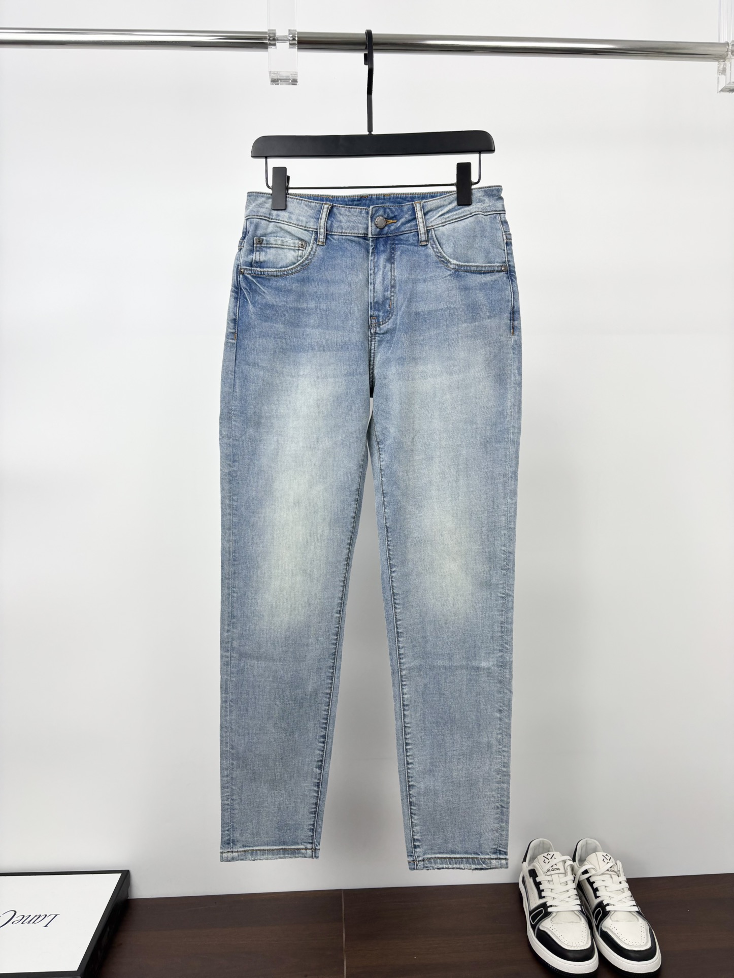 NO:154960,The official website counter is available at the same time. The original single product is a super stylish jeans, customized original washing denim fabric, unique design, top-grade printing craft letter pattern logo, original hardware and auxiliary decoration, extremely superior jeans, the materials and craftsmanship are extremely luxurious and exquisite, the grade is extremely high, the upper body is handsome and stylish, recommended, 30-38 020,,jeans,alexander wang19860909官网专柜同步有售,原单狠货,超级有范儿的一款牛仔裤,定制原版水洗牛仔面料,独特设计,顶级印花工艺字母图案logo,原版五金辅料装饰,极为翘楚的一款牛仔裤,用料与工艺都极致奢华精湛,档次极高,上身帅气有型,推荐,码数30—38 020,,jeans,alexander wang,Men's clothing