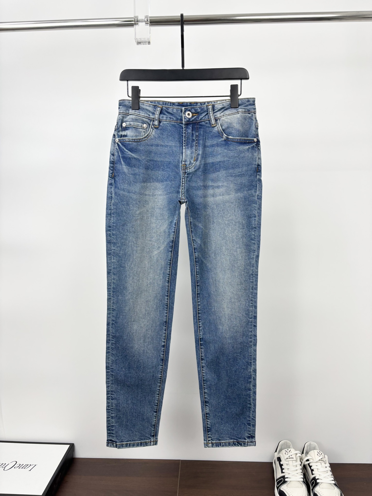 NO:154956,The official website counter is available at the same time. The original single product is a super stylish jeans, customized original washing denim fabric, unique design, top-grade printing craft letter pattern logo, original hardware and auxiliary decoration, extremely superior jeans, the materials and craftsmanship are extremely luxurious and exquisite, the grade is extremely high, the upper body is handsome and stylish, recommended, 30-38 020,,jeans,alexander wang19860909官网专柜同步有售,原单狠货,超级有范儿的一款牛仔裤,定制原版水洗牛仔面料,独特设计,顶级印花工艺字母图案logo,原版五金辅料装饰,极为翘楚的一款牛仔裤,用料与工艺都极致奢华精湛,档次极高,上身帅气有型,推荐,码数30—38 020,,jeans,alexander wang,Men's clothing