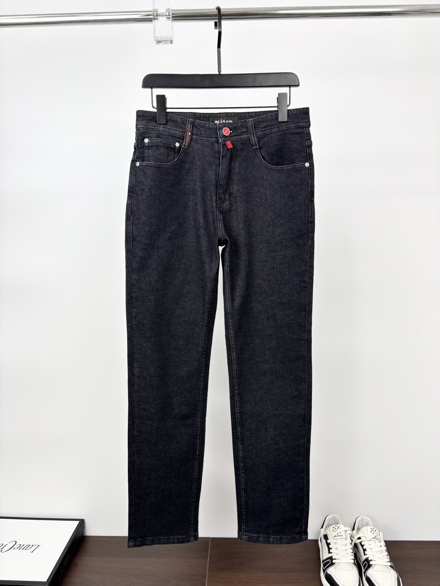 NO:154951,The official website counter is available at the same time. The original single product is a super stylish jeans, customized original washing denim fabric, unique design, top-grade printing craft letter pattern logo, original hardware and auxiliary decoration, extremely superior jeans, the materials and craftsmanship are extremely luxurious and exquisite, the grade is extremely high, the upper body is handsome and stylish, recommended, 30-38 020,,jeans,alexander wang19860909官网专柜同步有售,原单狠货,超级有范儿的一款牛仔裤,定制原版水洗牛仔面料,独特设计,顶级印花工艺字母图案logo,原版五金辅料装饰,极为翘楚的一款牛仔裤,用料与工艺都极致奢华精湛,档次极高,上身帅气有型,推荐,码数30—38 020,,jeans,alexander wang,Men's clothing