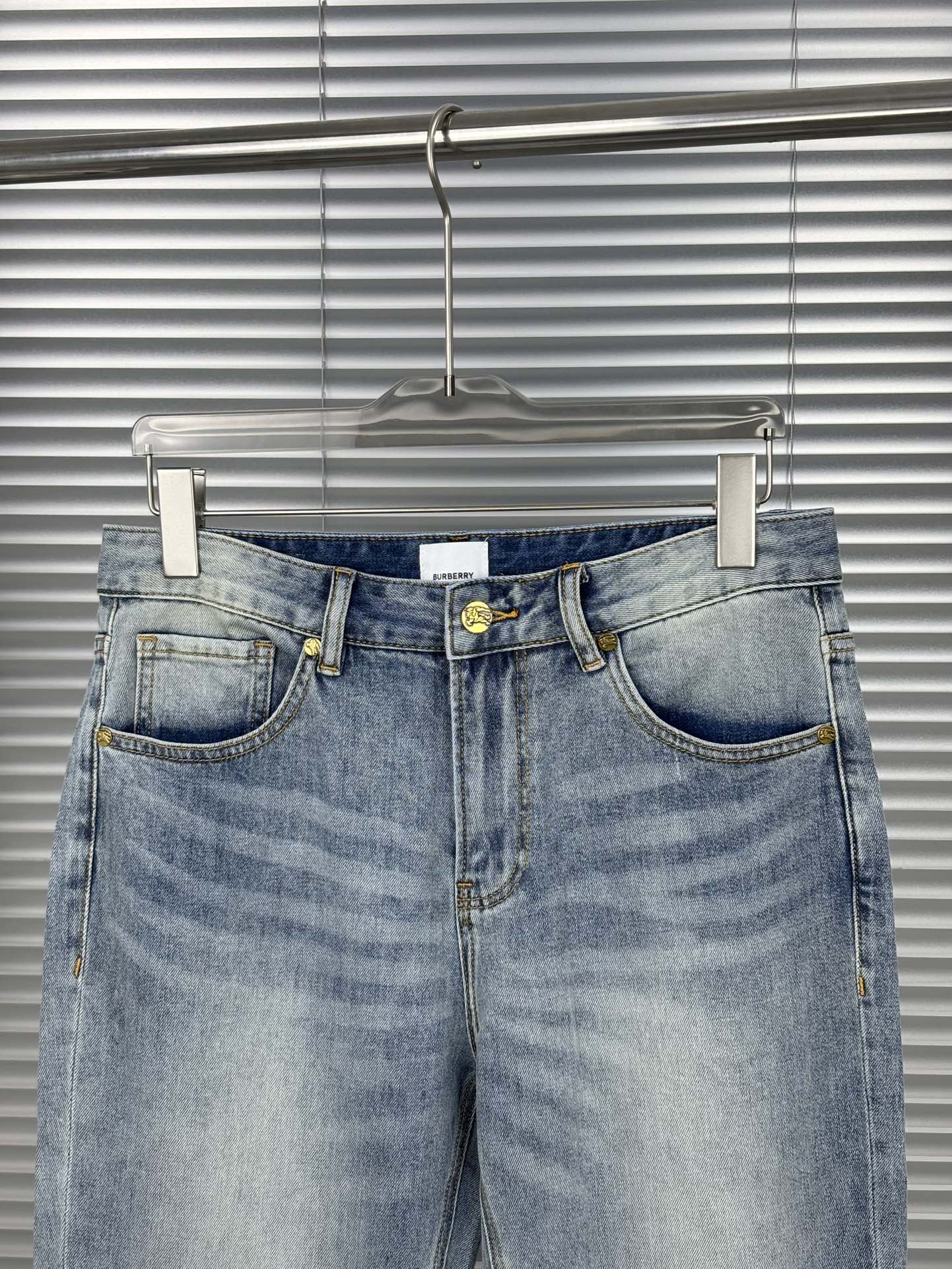 新款上市 🔥🔥春夏款原单爆款牛仔裤👖超级定制款，原版五金，超级重工工艺，版型超赞👍细节做工无可挑剔！款式