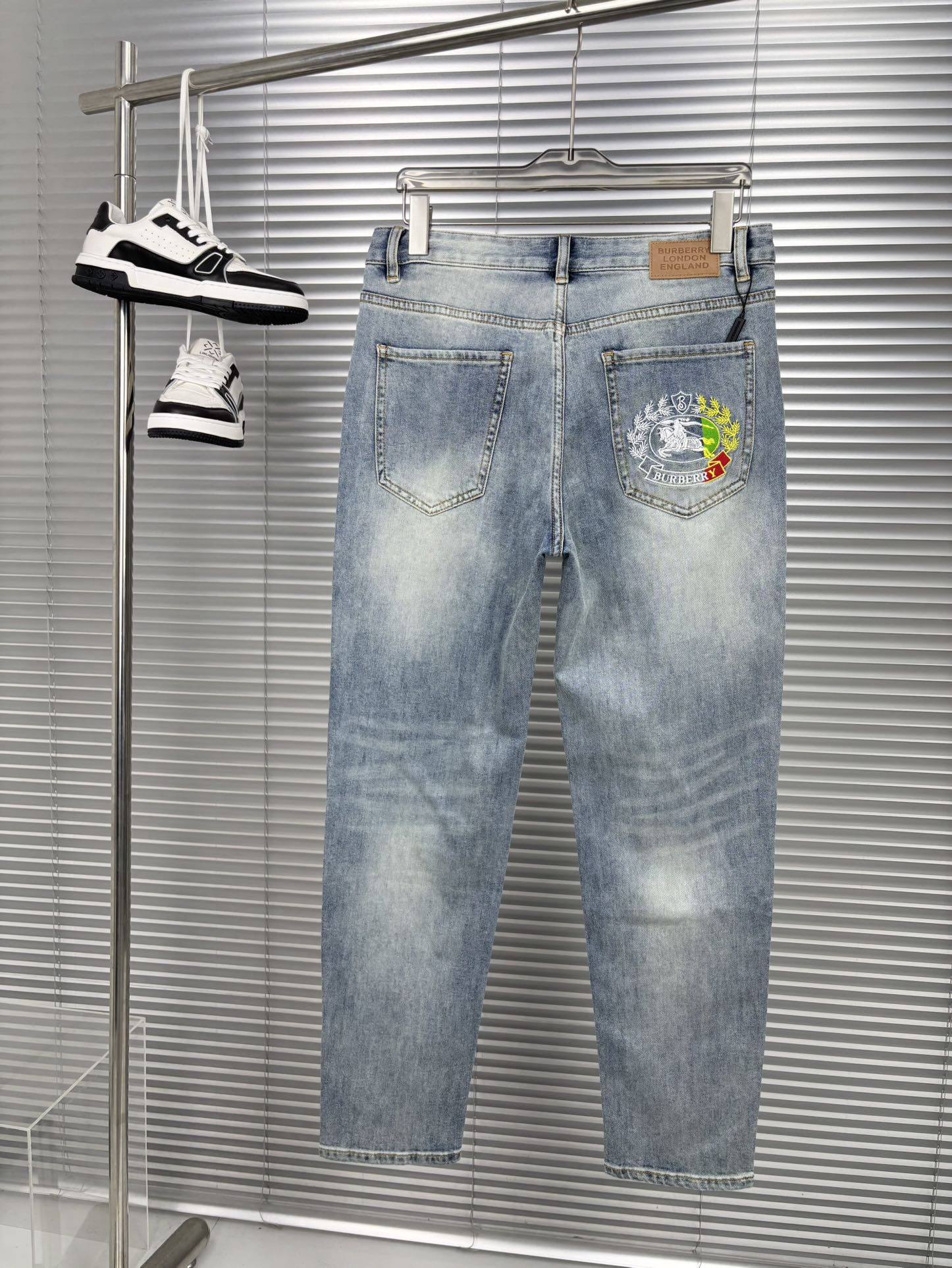 新款上市 🔥🔥春夏款原单爆款牛仔裤👖超级定制款，原版五金，超级重工工艺，版型超赞👍细节做工无可挑剔！款式