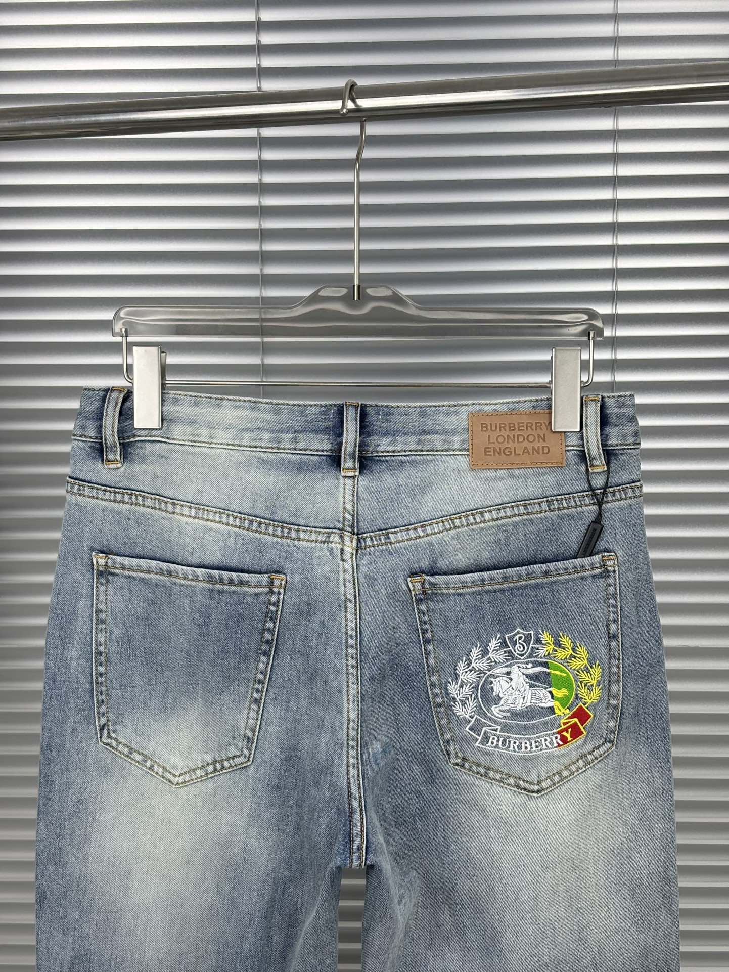 新款上市 🔥🔥春夏款原单爆款牛仔裤👖超级定制款，原版五金，超级重工工艺，版型超赞👍细节做工无可挑剔！款式