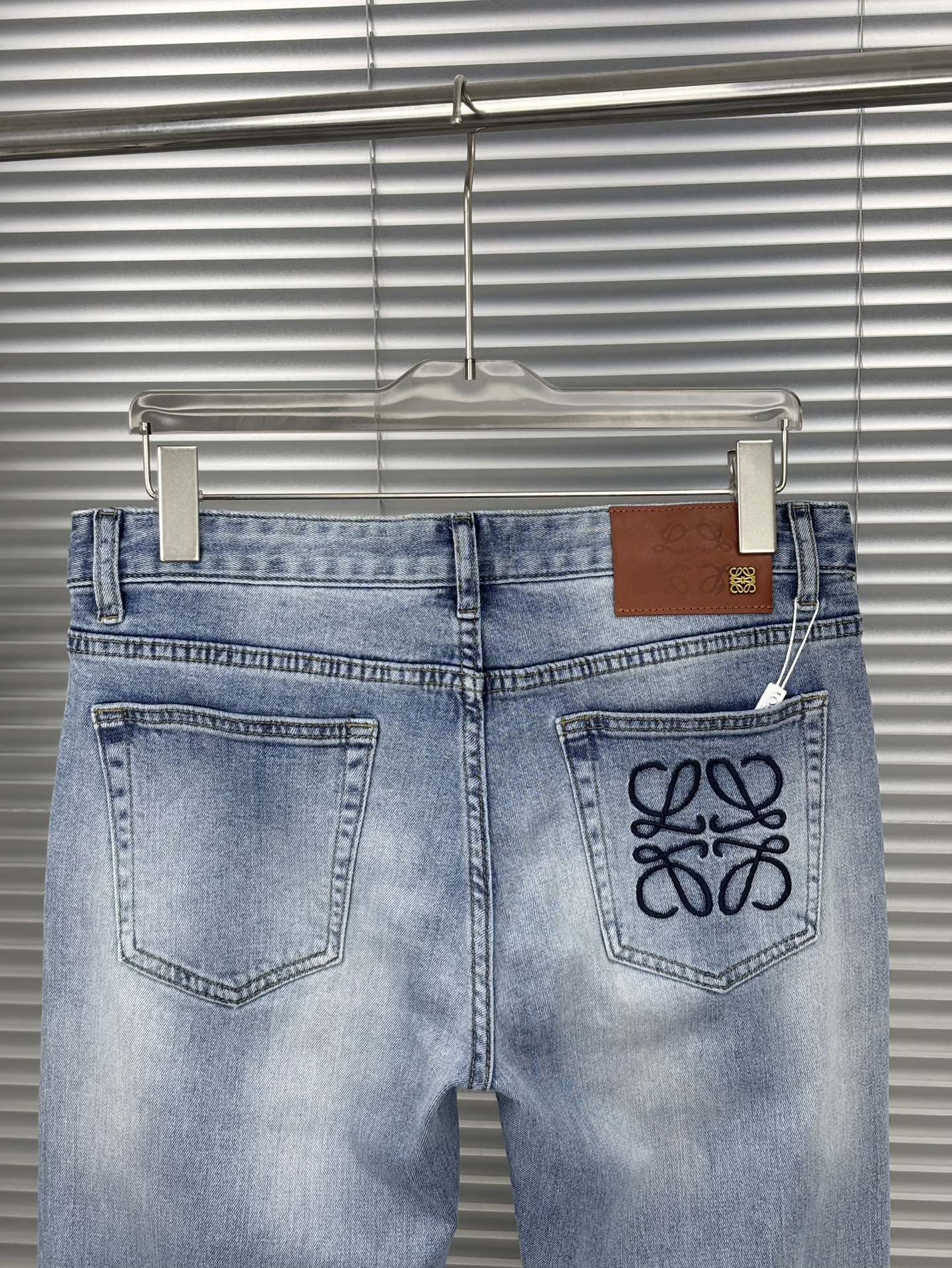 新款上市 🔥🔥春夏款原单爆款牛仔裤👖超级定制款，原版五金，超级重工工艺，版型超赞👍细节做工无可挑剔！款式