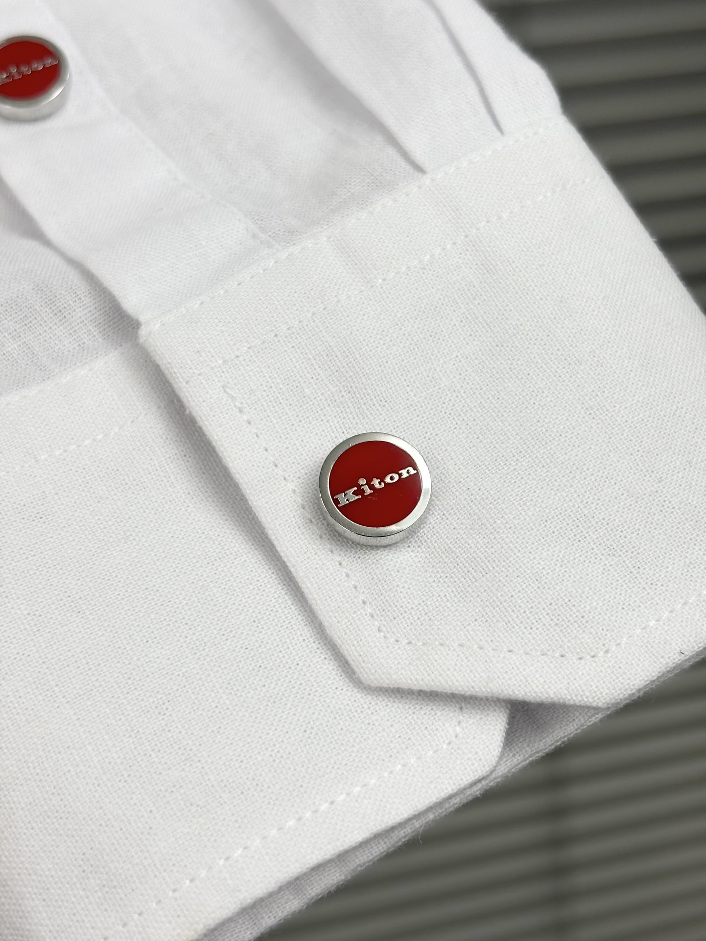 Kiton25春夏新款,爱上小红扣!甄选透气天然亚麻面料金典方尖领设计休闲长袖衬衫。解锁绅装新境界:亚麻